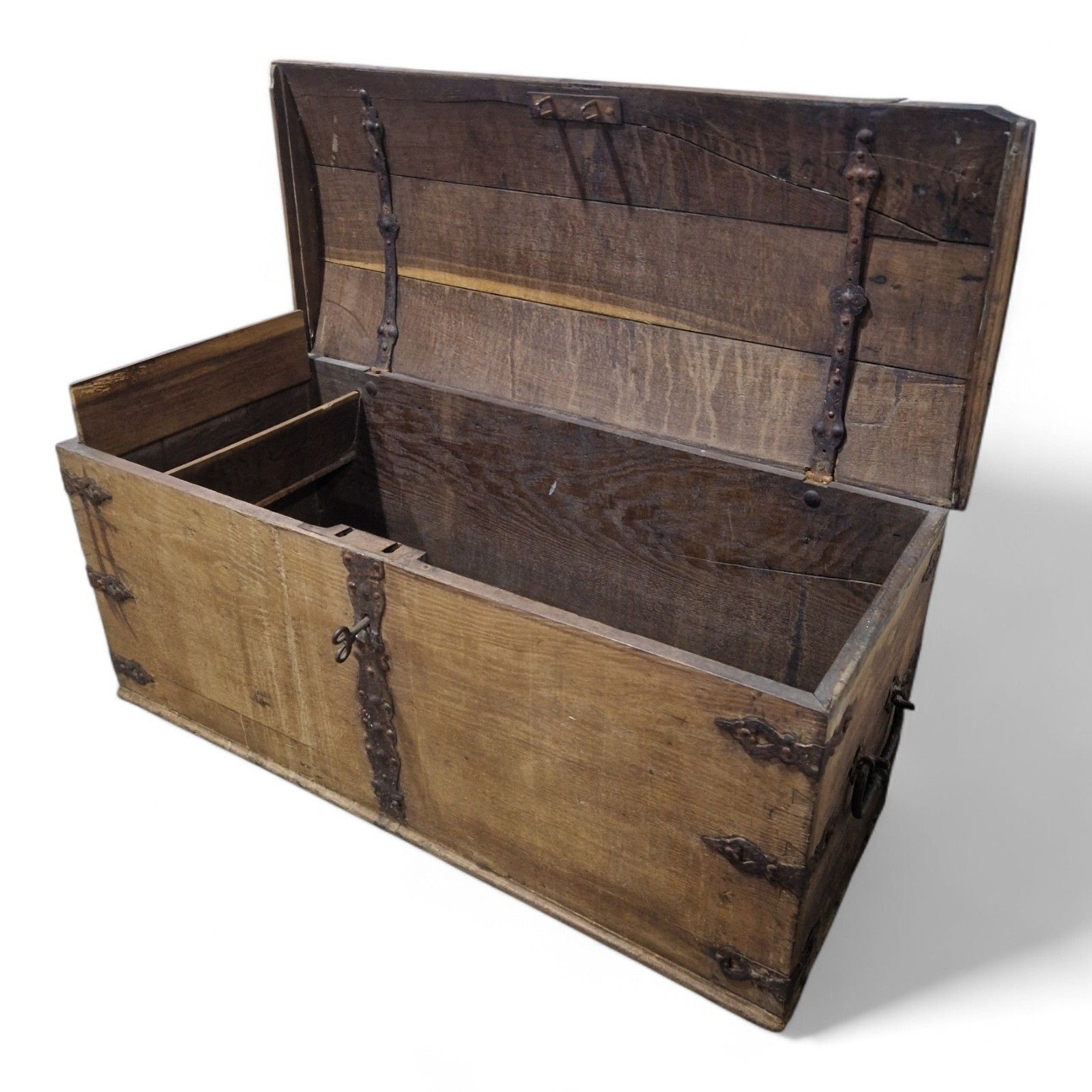 photo vintage Continental Wooden Storage Chest Dome Top Rustic Coffer Blanket Box Large