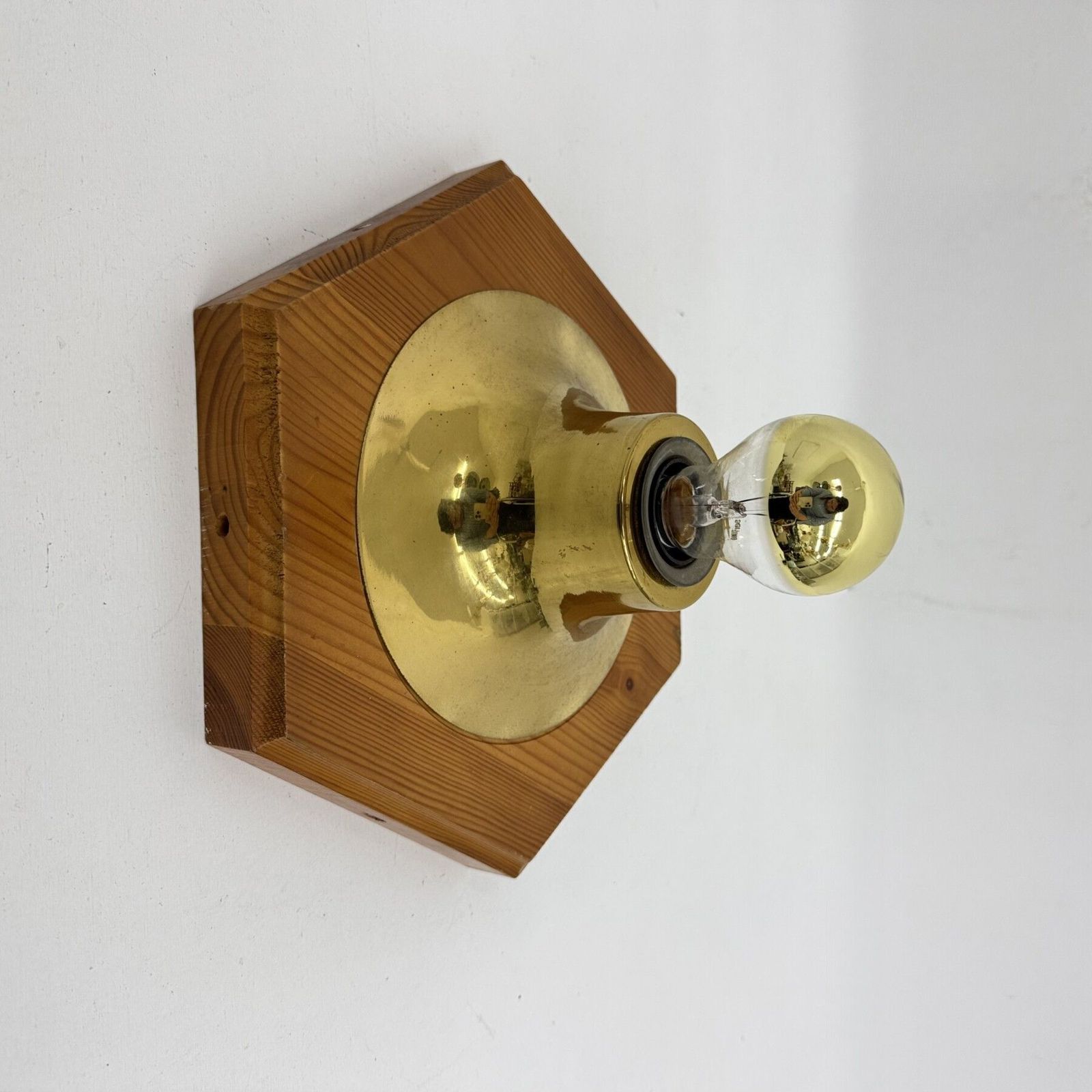 Vintage zeshoekige wandlamp van grenenhout en messing, jaren 1970 photo furniture