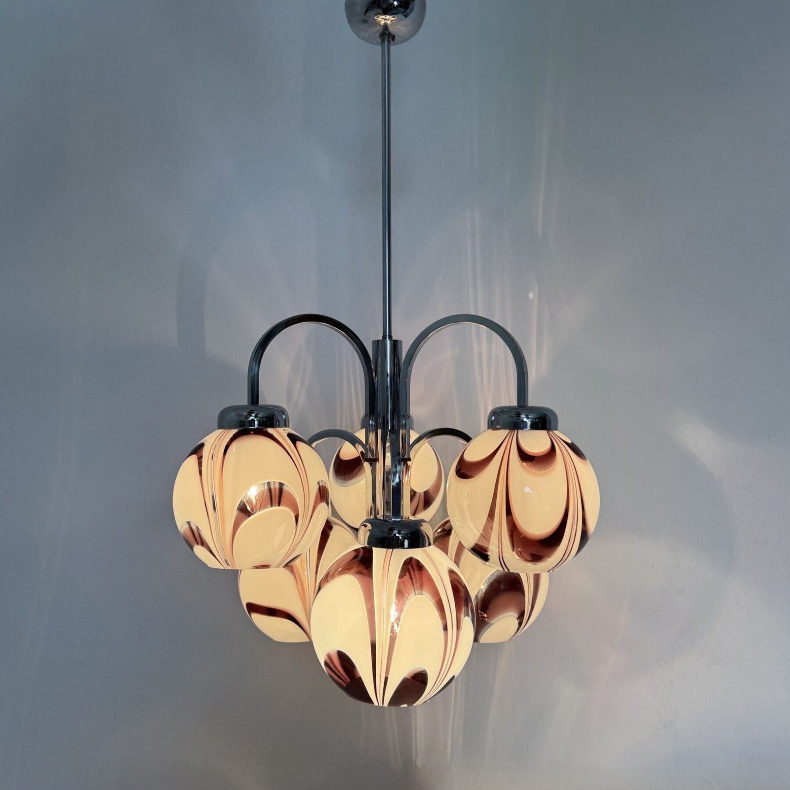 XL Italiaanse paars-witte Murano glas swirl kroonluchter, jaren 1970 photo for sale