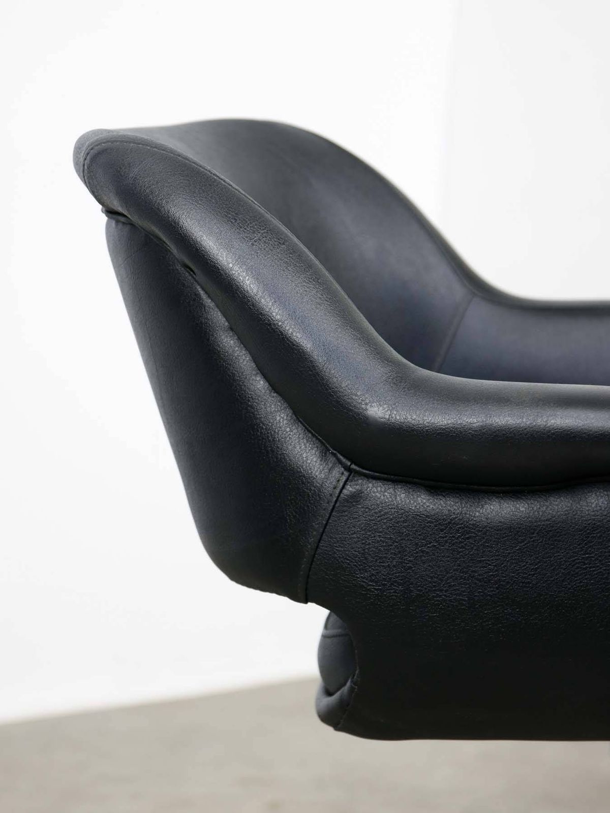 photo buy Vintage Italian Black Leatherette And Chrome Swivel Chair
