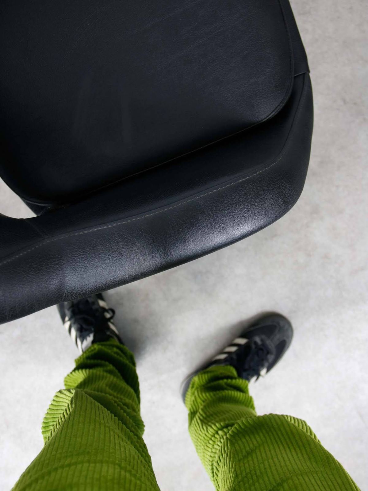 photo vintage Vintage Italian Black Leatherette And Chrome Swivel Chair