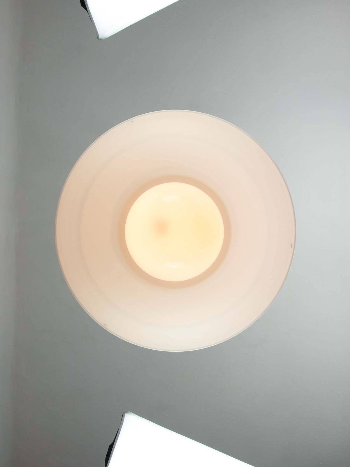 Grote Space Age hanglamp in wit van Guzzini, jaren 1970 photo vinterior