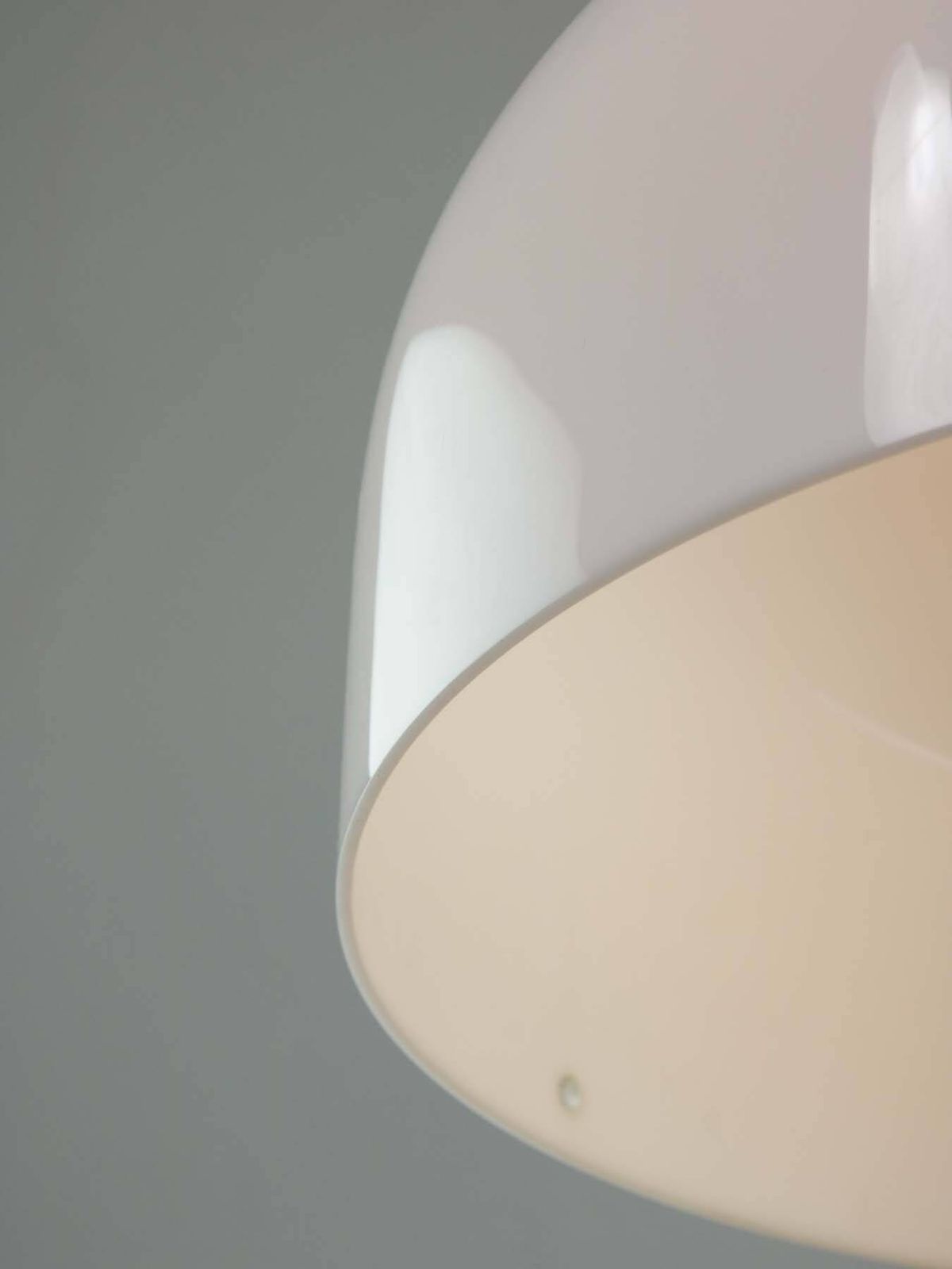 photo buy Grote Space Age hanglamp in wit van Guzzini, jaren 1970