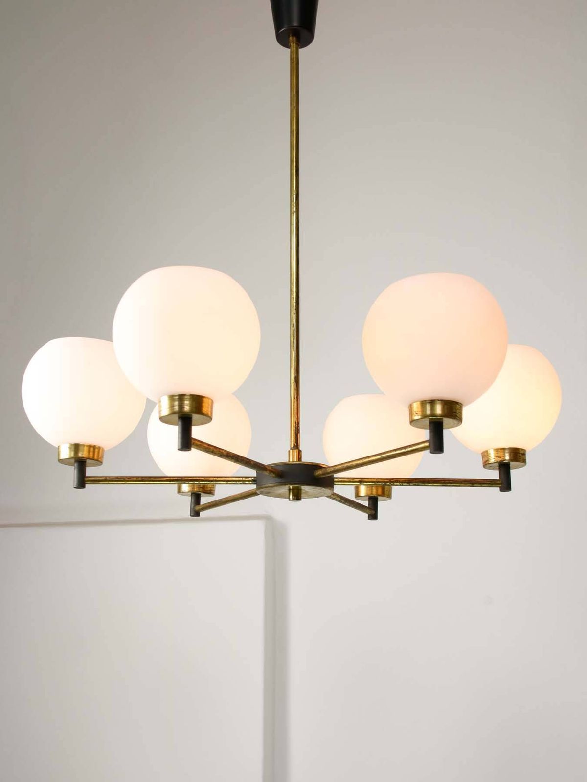 Mid-Century Italiaanse Messing en Opalen Hanglamp photo for sale