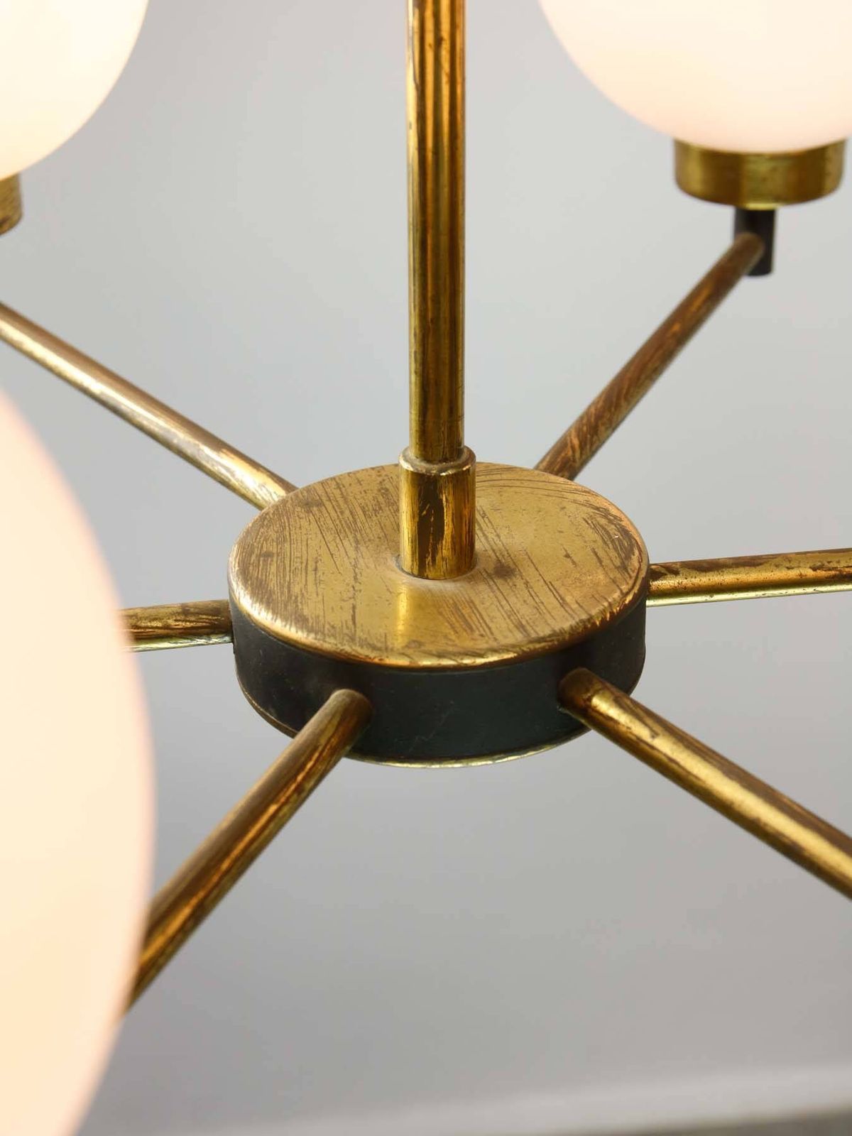 photo furniture Mid-Century Italiaanse Messing en Opalen Hanglamp