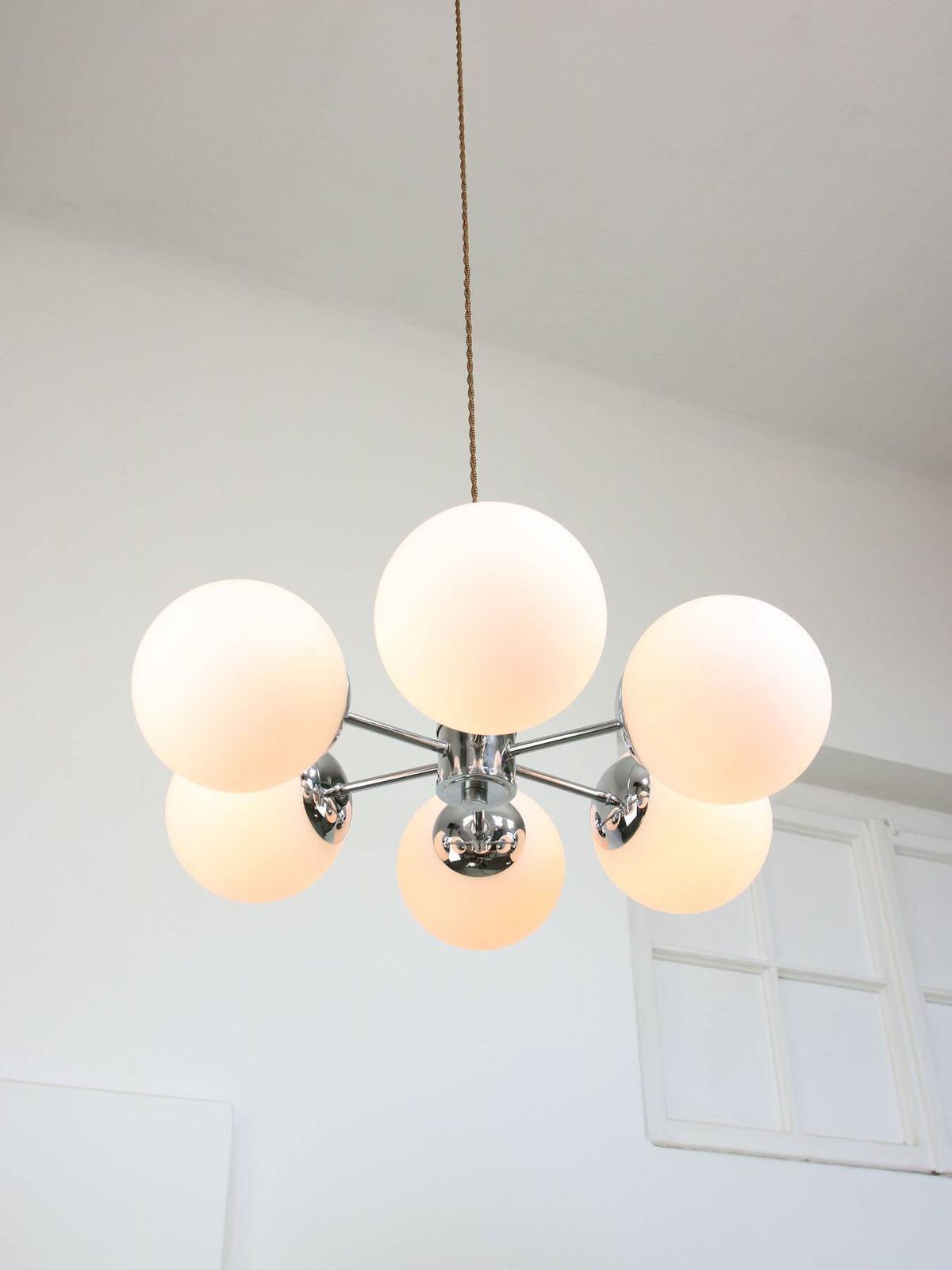 photo for sale Space Age Italiaanse Sputnik Kroonluchter in Chroom en Opaal Glas, jaren 1970