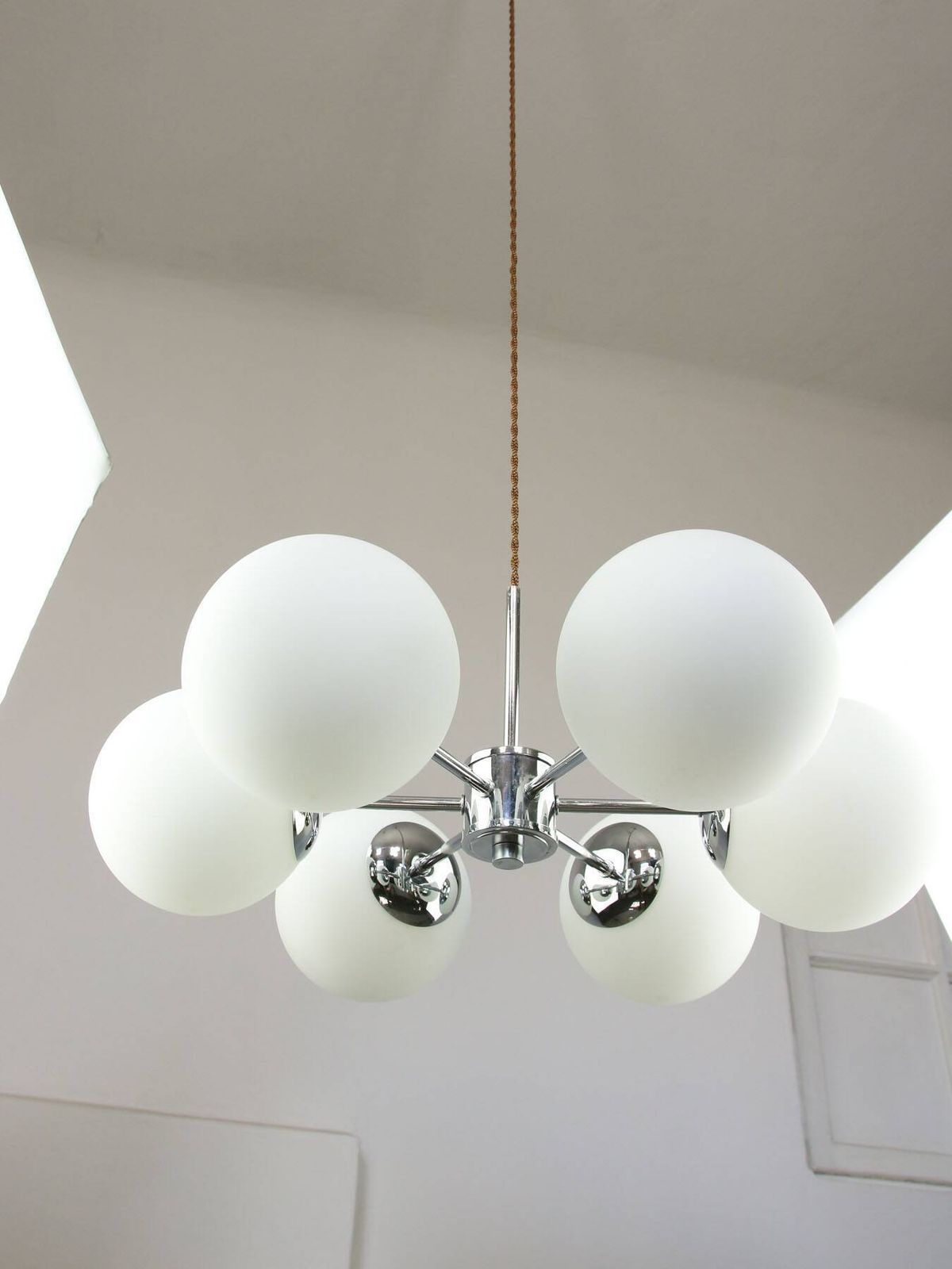 photo vintage Space Age Italiaanse Sputnik Kroonluchter in Chroom en Opaal Glas, jaren 1970