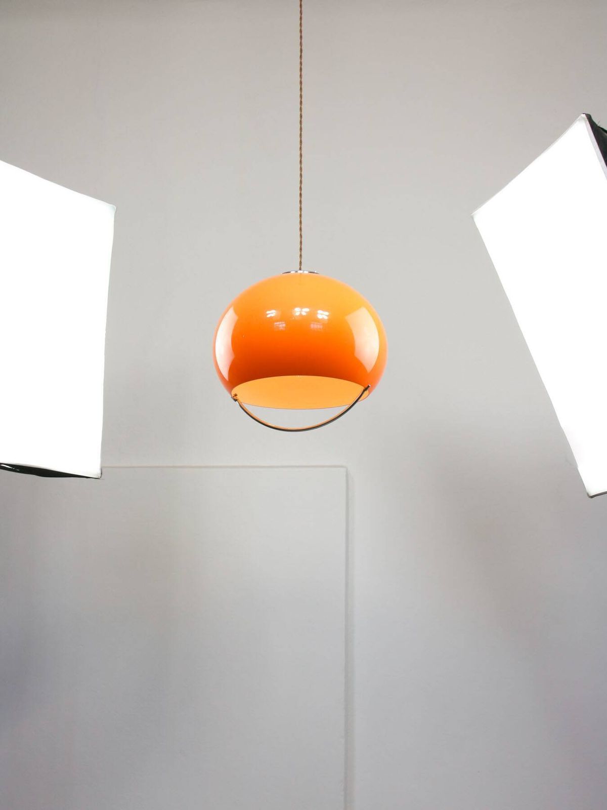 photo furniture Space Age oranje Jolly hanglamp van Guzzini, ca. jaren 1960
