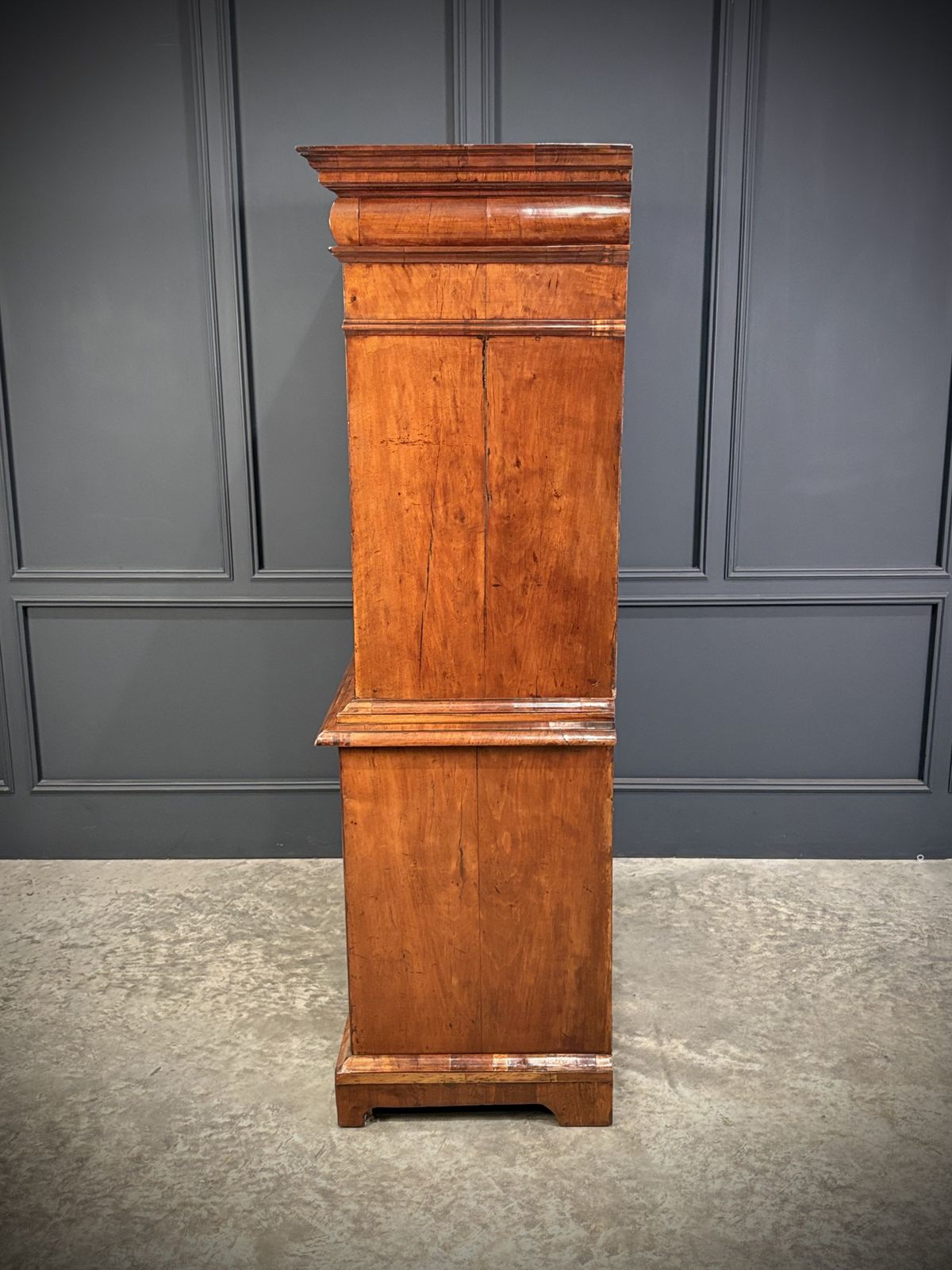 photo vinterior Queen Anne Walnut Secretaire Chest / Escritoire
