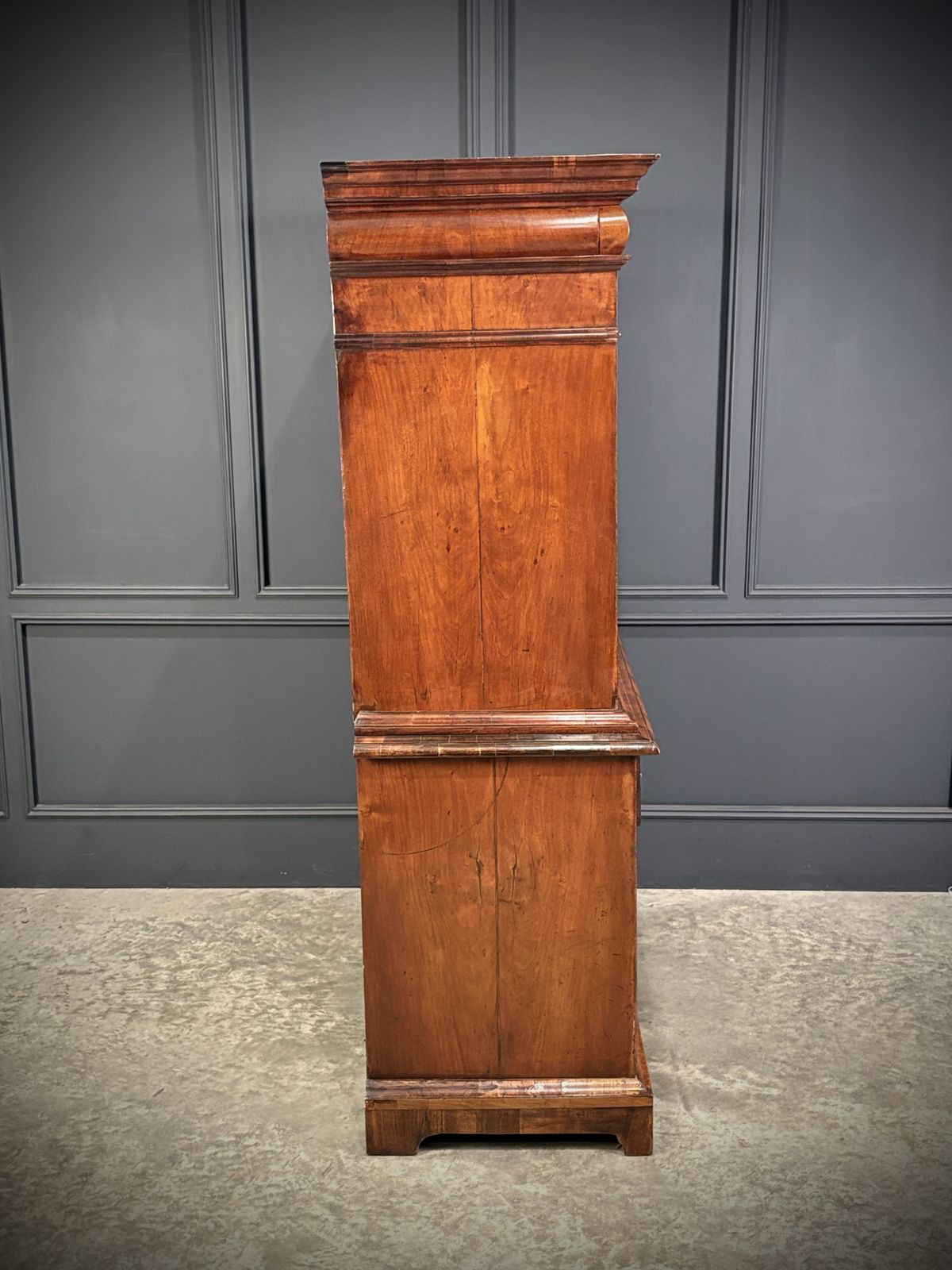 photo vintage Queen Anne Walnut Secretaire Chest / Escritoire