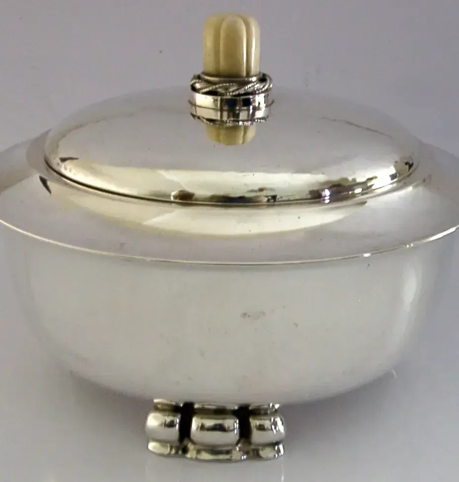Grote 470g 835 Massief Zilveren Arts & Crafts Schaal met Deksel ca. 1920, Geplaneerd