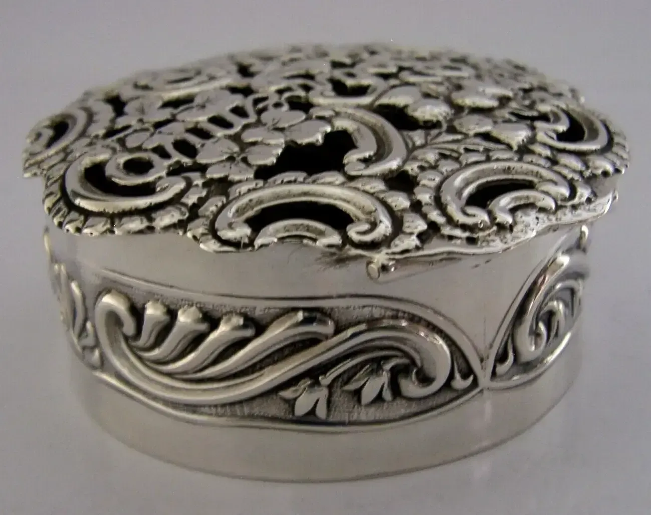 Rare 74g Sterling Silver Edward VII Royalty Pierced Box 1900 Antique photo vinterior