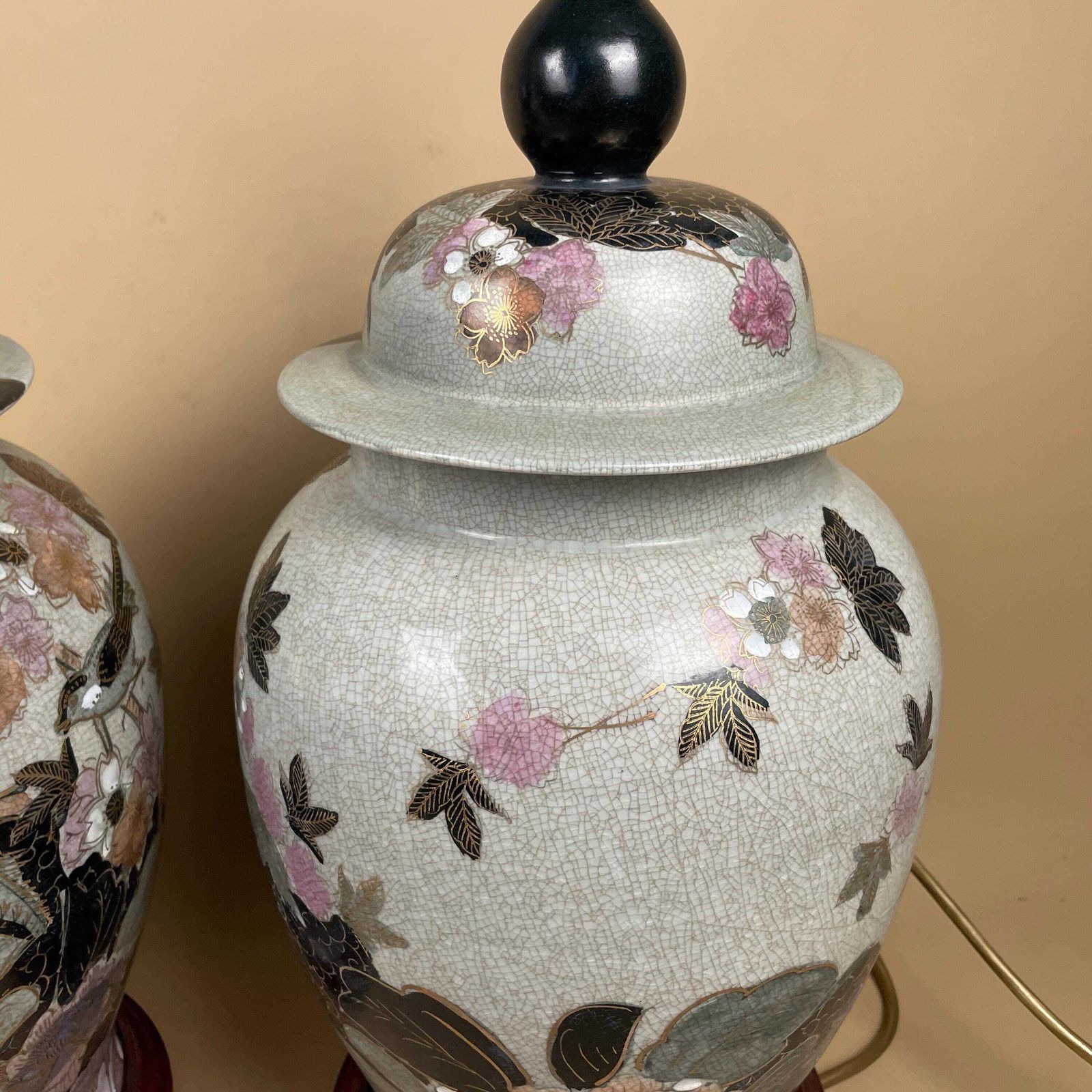 photo furniture Pair Of Large Oriental Antique Ceramic Lamp Light Bedside Table Hand Painted Floral Design Wood Base Chinese Vase Vintage Brass Ginger Jar
