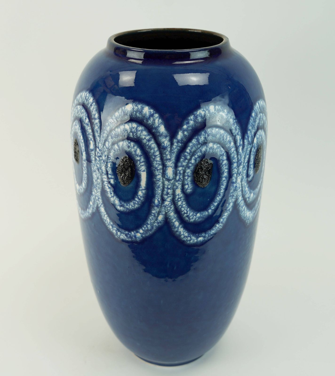 Vase de sol Scheurich bleu à motif tourbillon blanc, Fat Lava, modèle n° 546-41 photo for sale