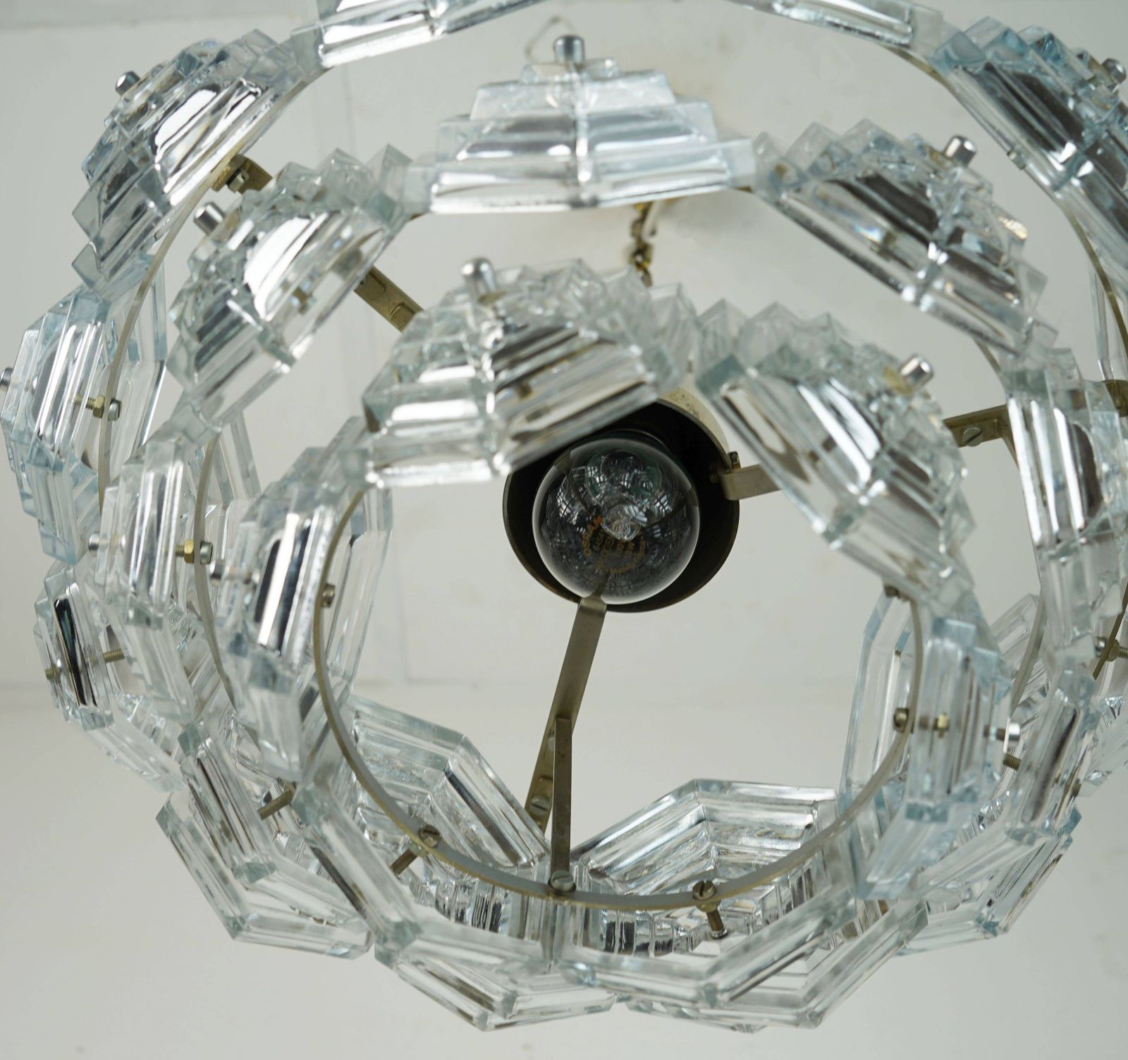 Mid-Century stijl hanglamp met 3 niveaus en 27 zeshoekige glaspanelen, ca. jaren 1960–70. photo vinterior