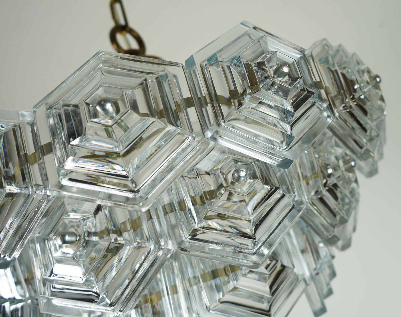 Mid-Century stijl hanglamp met 3 niveaus en 27 zeshoekige glaspanelen, ca. jaren 1960–70. photo buy