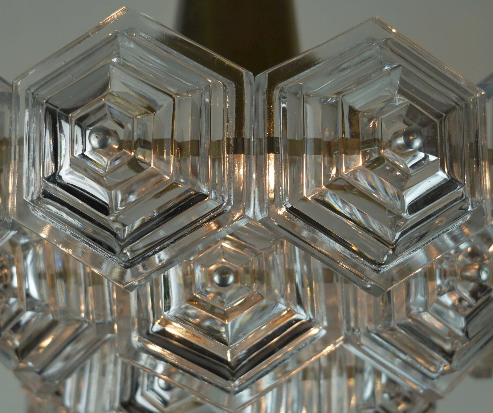 650.0 Mid-Century stijl hanglamp met 3 niveaus en 27 zeshoekige glaspanelen, ca. jaren 1960–70. photo