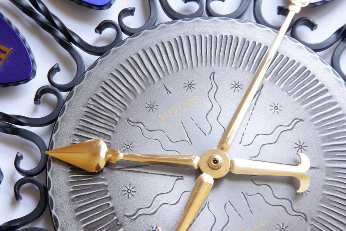 1960s Europa Smeedijzeren Wandklok Mid-Century Atomic Duitsland Modernisme Starburst Junghans Blauw Goud photo for sale
