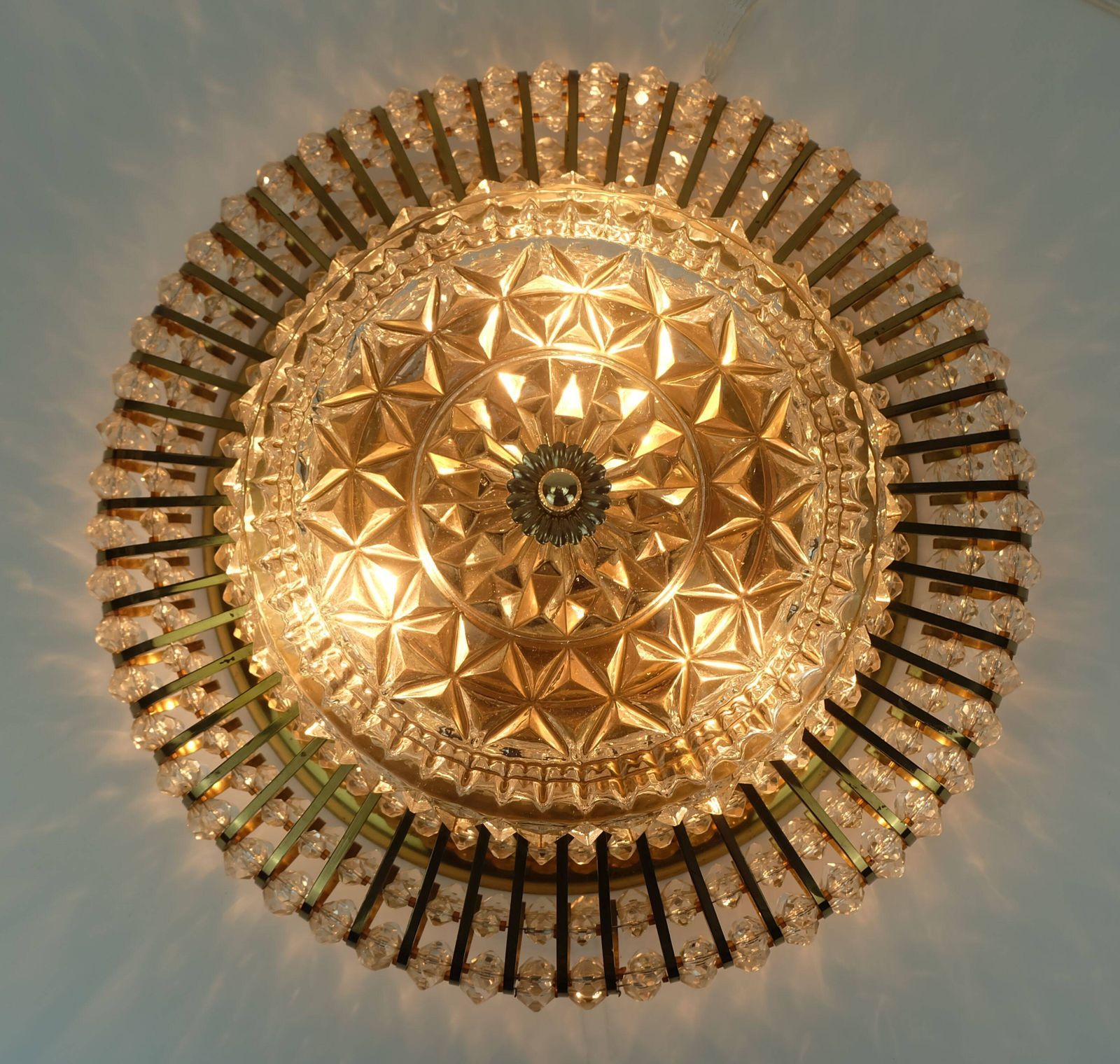 737.0 Glamoureuze plafondlamp uit de jaren 1960, messing en glas photo