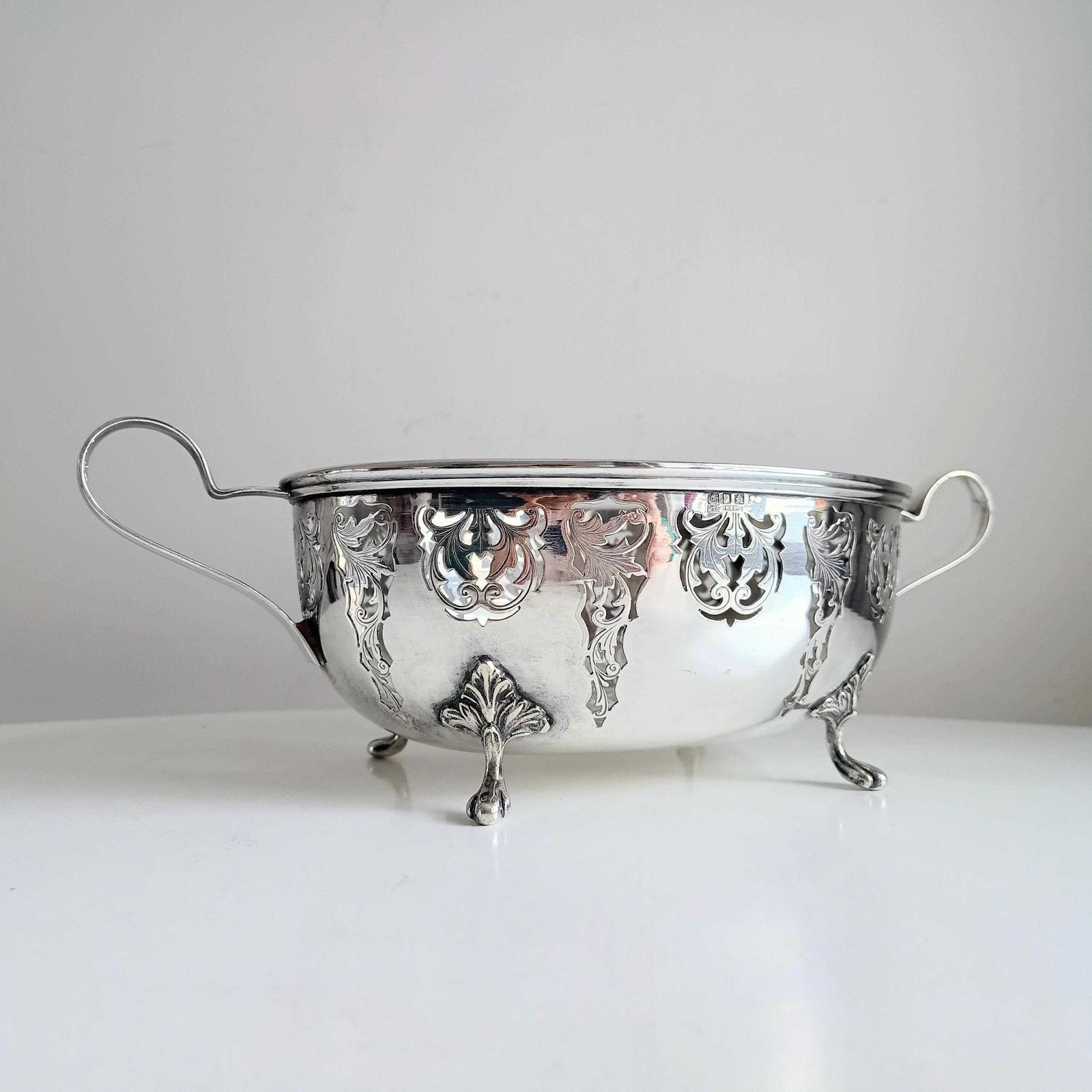 Woonaccessoires Antiek verzilverde serveerschaal voor broodjes, gebogen handvatten, acanthusvoeties, Belle Époque photo