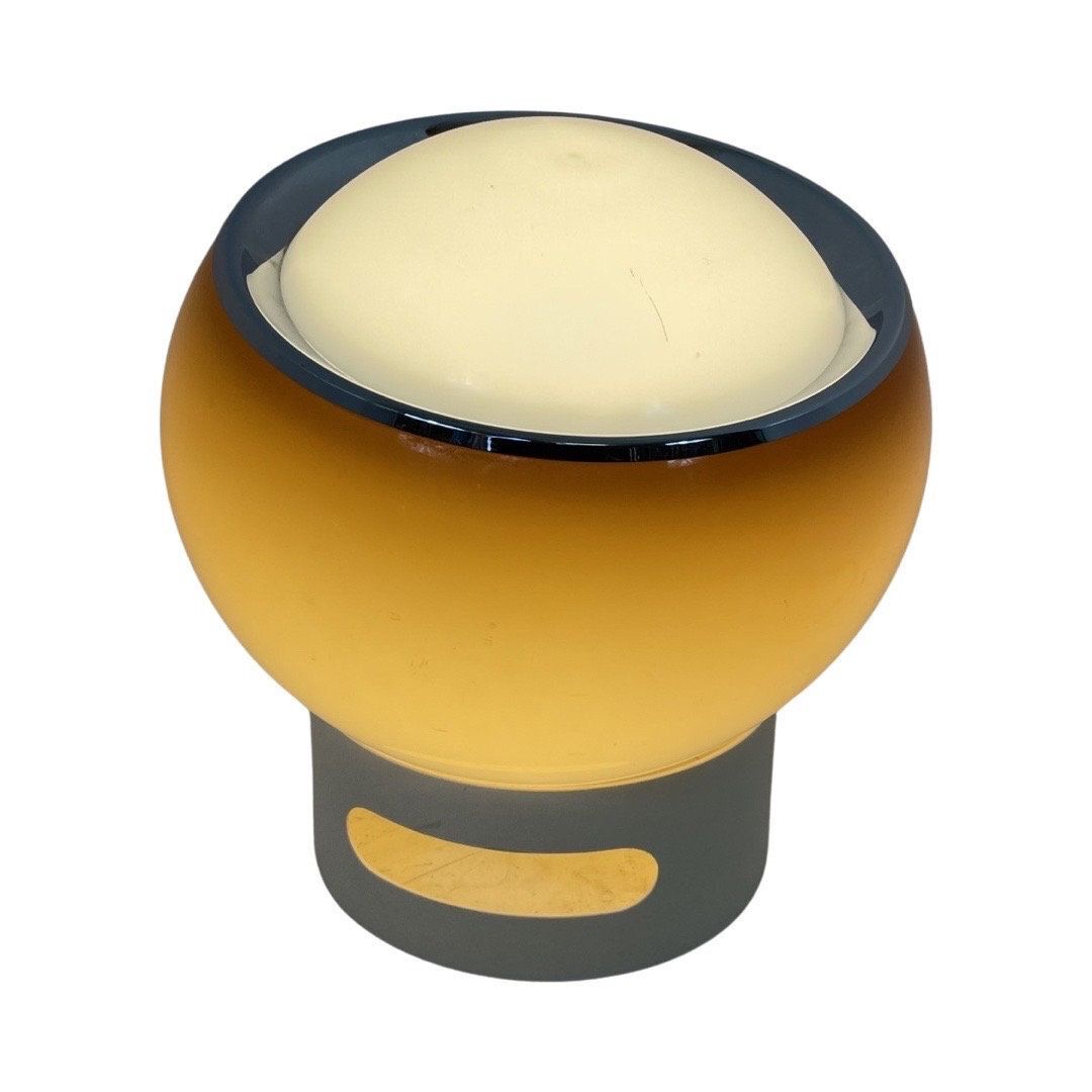 Guzzini   Lamp Model 'Clan'   Space Age Design, Italian Design, 70's   White Acrylic Base And Brown Shade photo vinterior
