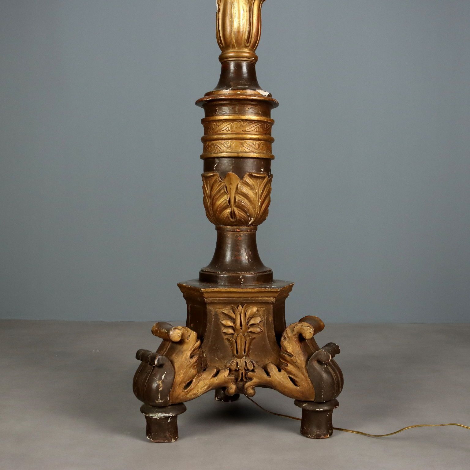photo vinterior Bougeoir d'époque en bois doré et tissu, Italie, XIXe siècle