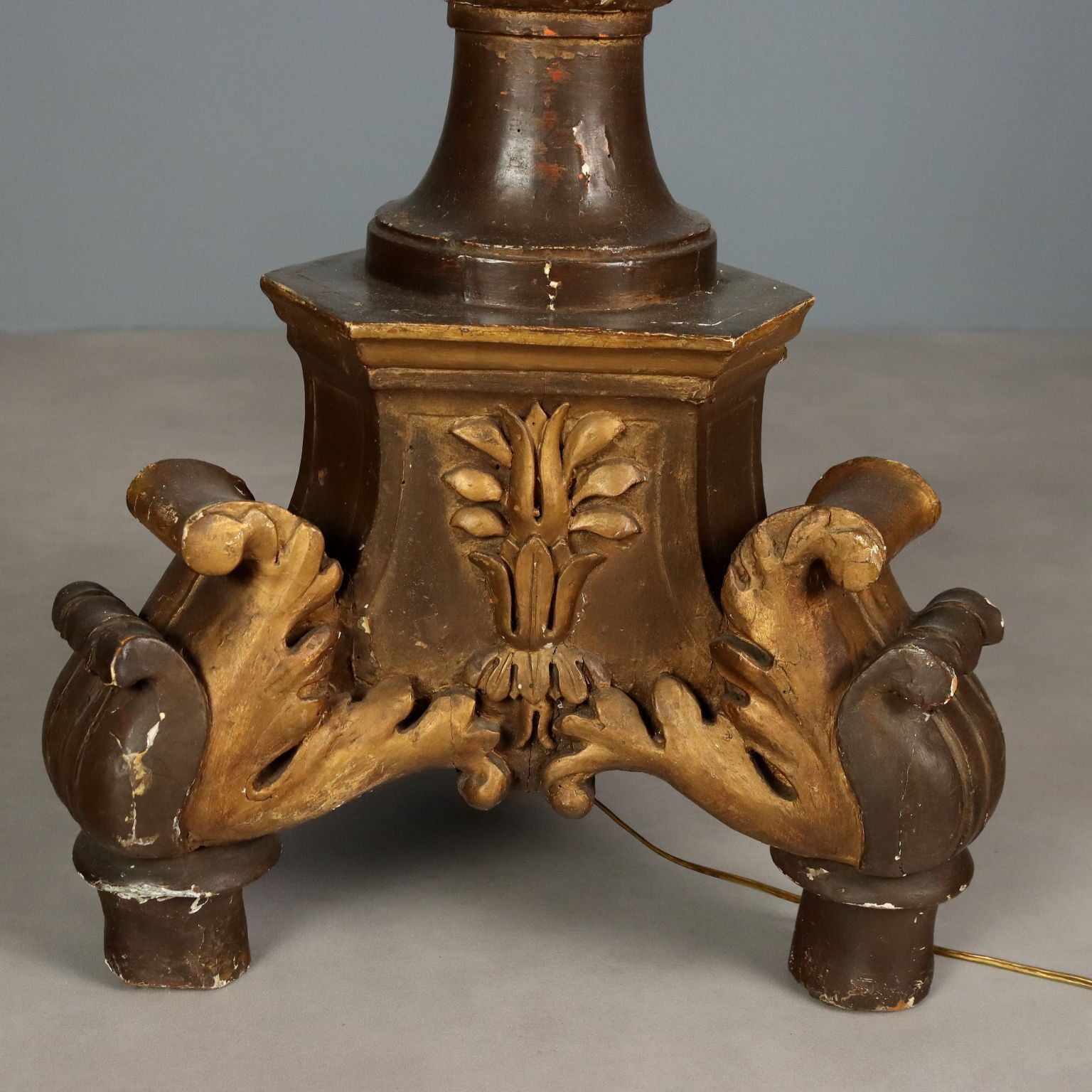 photo buy Bougeoir d'époque en bois doré et tissu, Italie, XIXe siècle