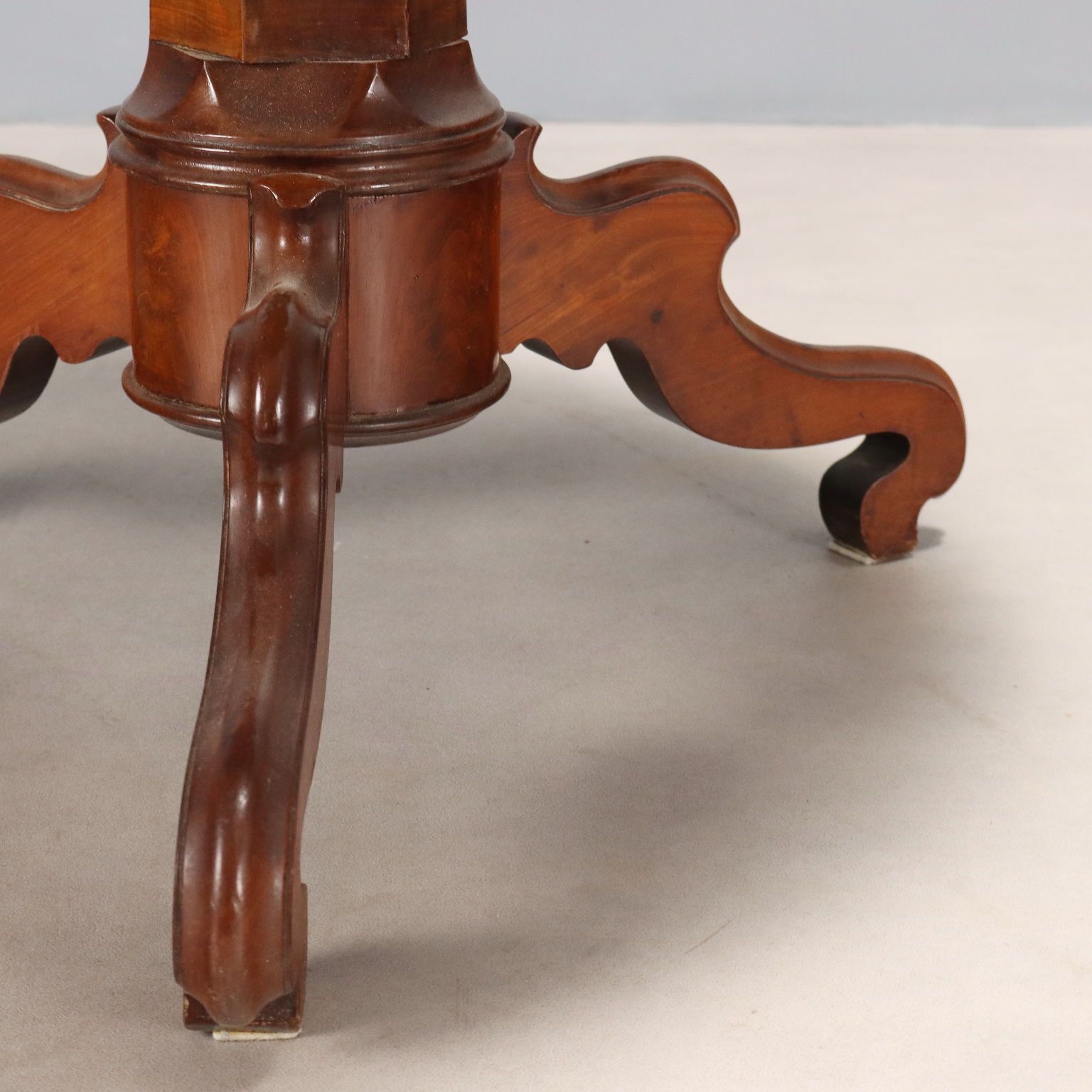 Petite table d'époque Louis-Philippe en acajou, Italie, XIXe siècle photo buy