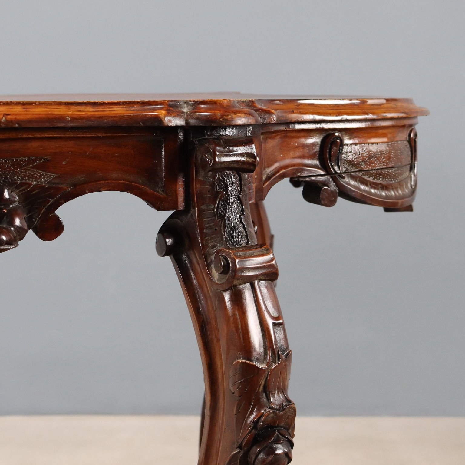 Petite table d'époque Louis-Philippe en noyer, Italie, XIXe siècle photo buy