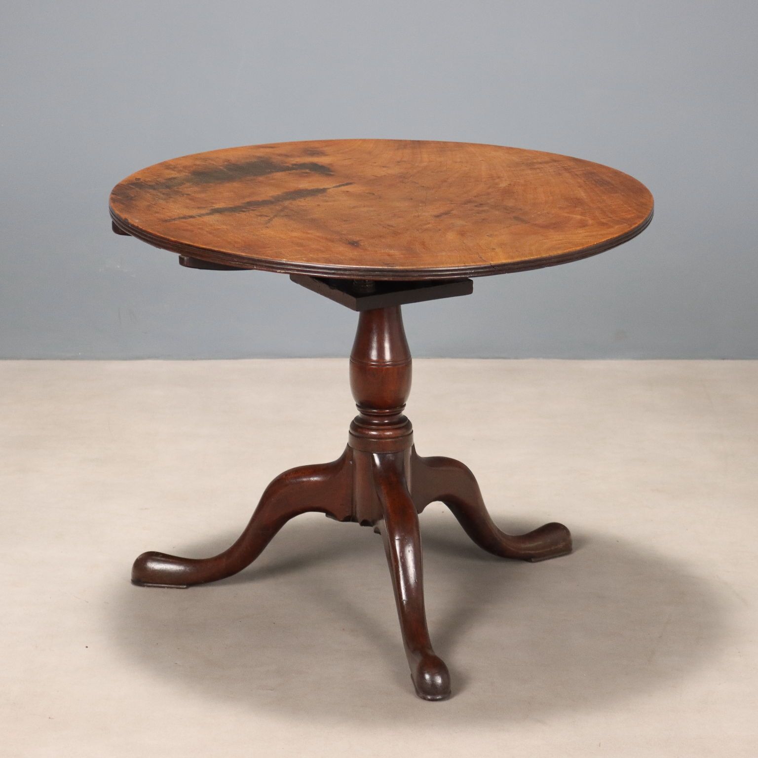 Petite table d'époque en noyer, plateau rond, Royaume-Uni, XIXe siècle