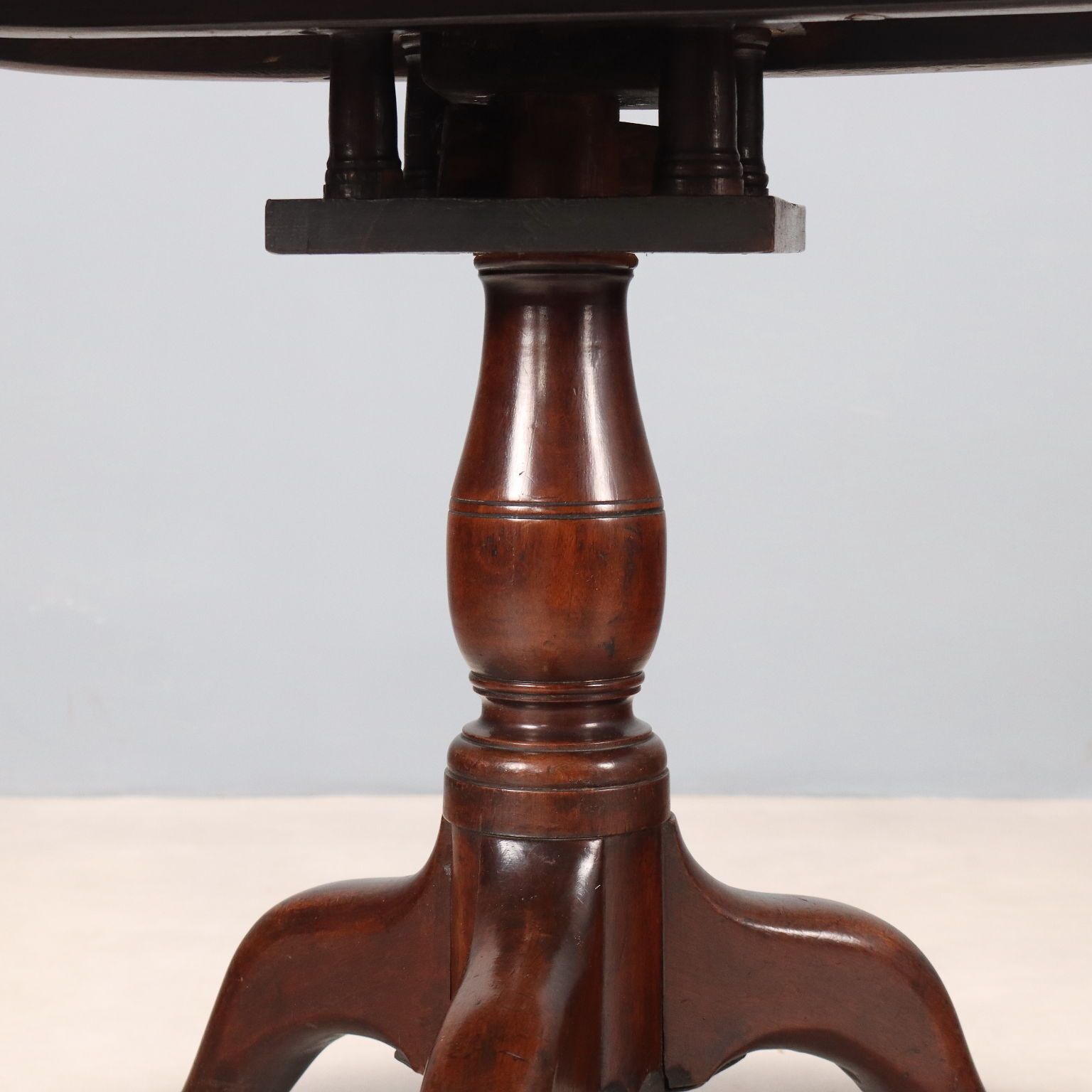 Petite table d'époque en noyer, plateau rond, Royaume-Uni, XIXe siècle photo vinterior