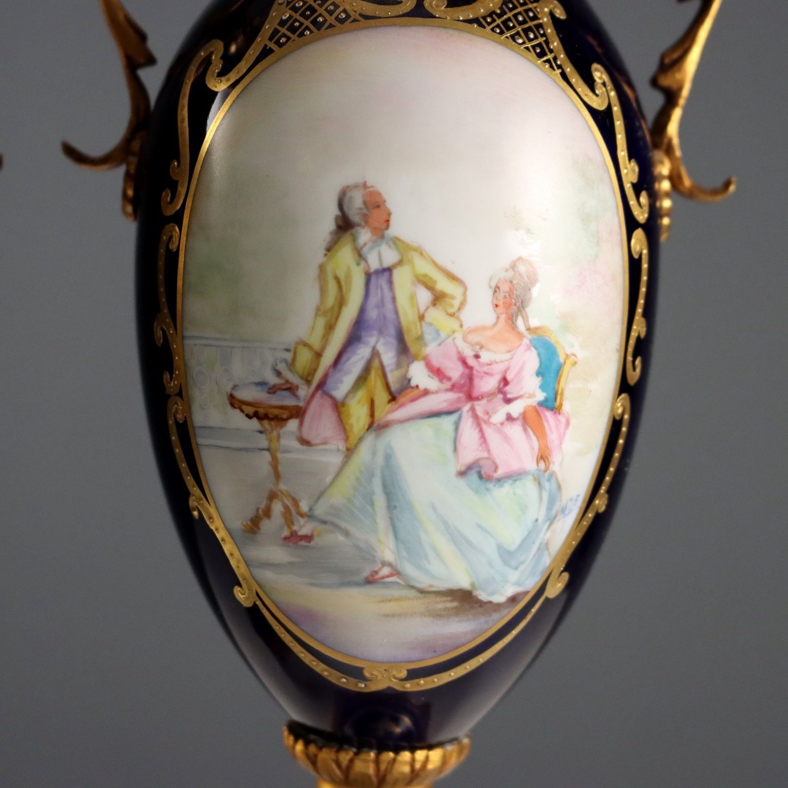 Vases triptyque d'époque en porcelaine et bronze doré, France, XXe siècle photo 600.0