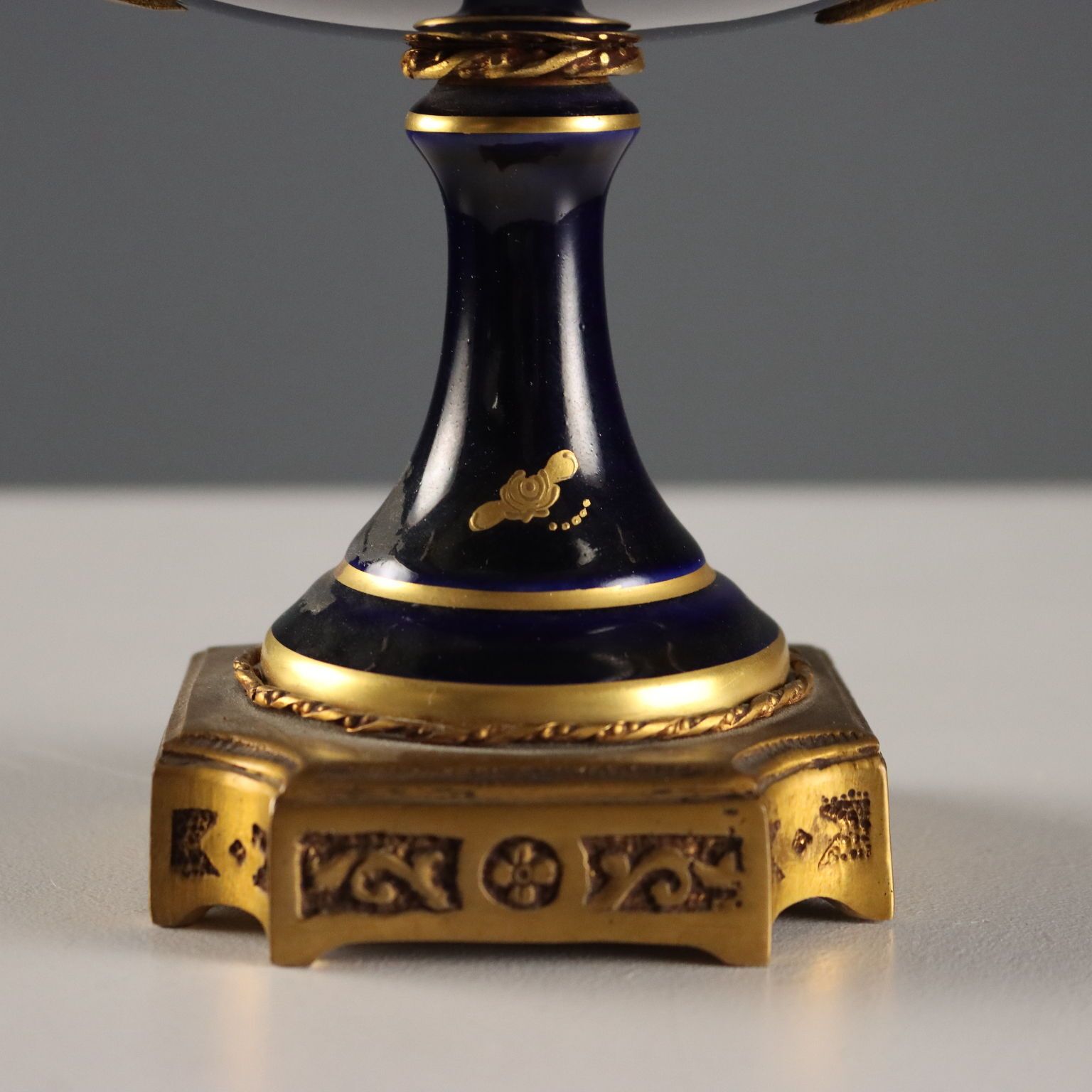 photo vintage Vases triptyque d'époque en porcelaine et bronze doré, France, XXe siècle