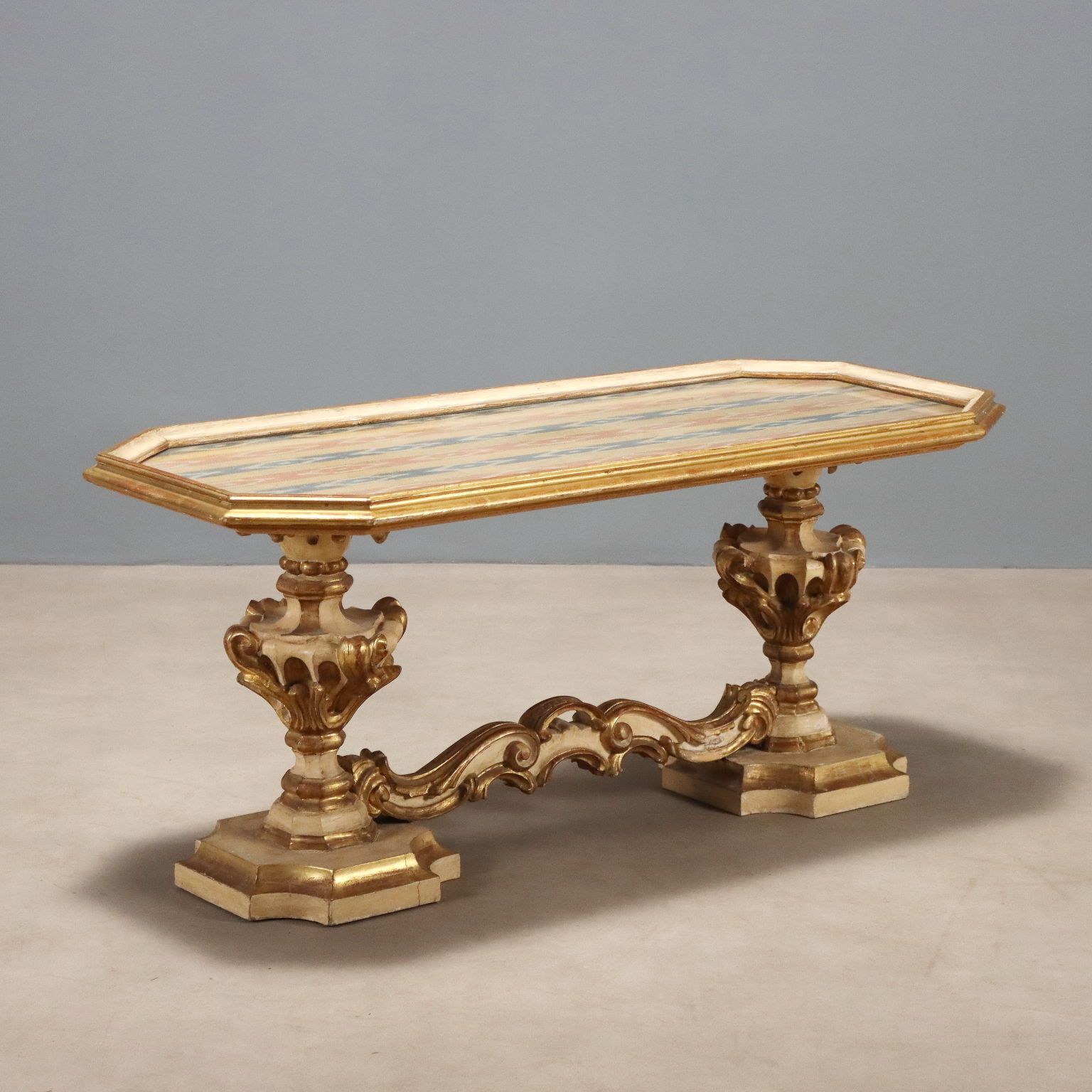 Table centrale de style baroque en bois, XIXe siècle