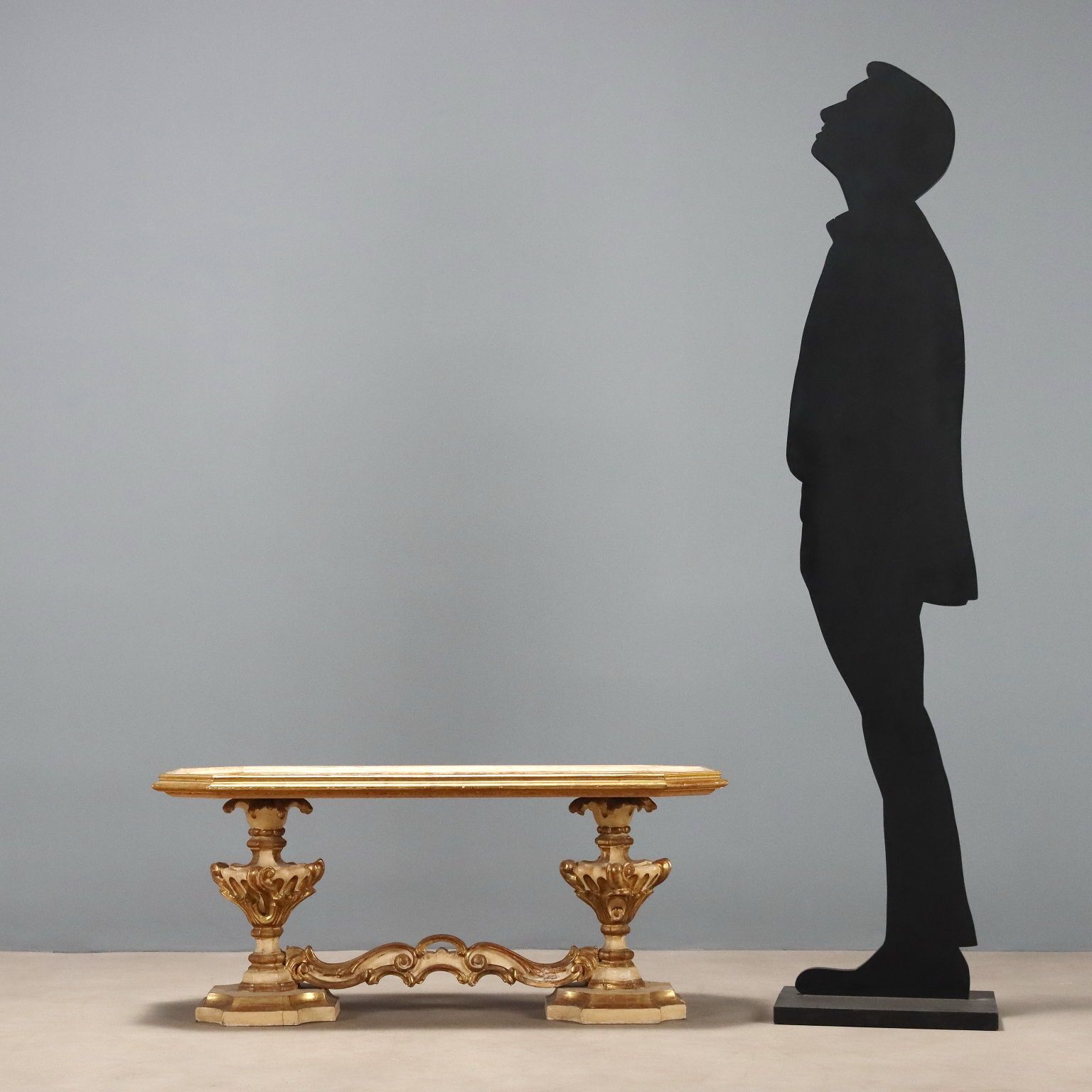 Table centrale de style baroque en bois, XIXe siècle photo for sale