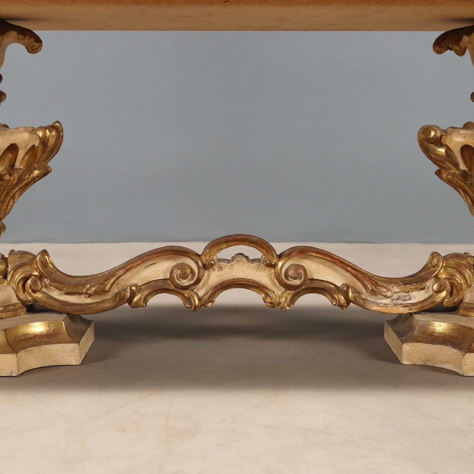 Table centrale de style baroque en bois, XIXe siècle photo vinterior