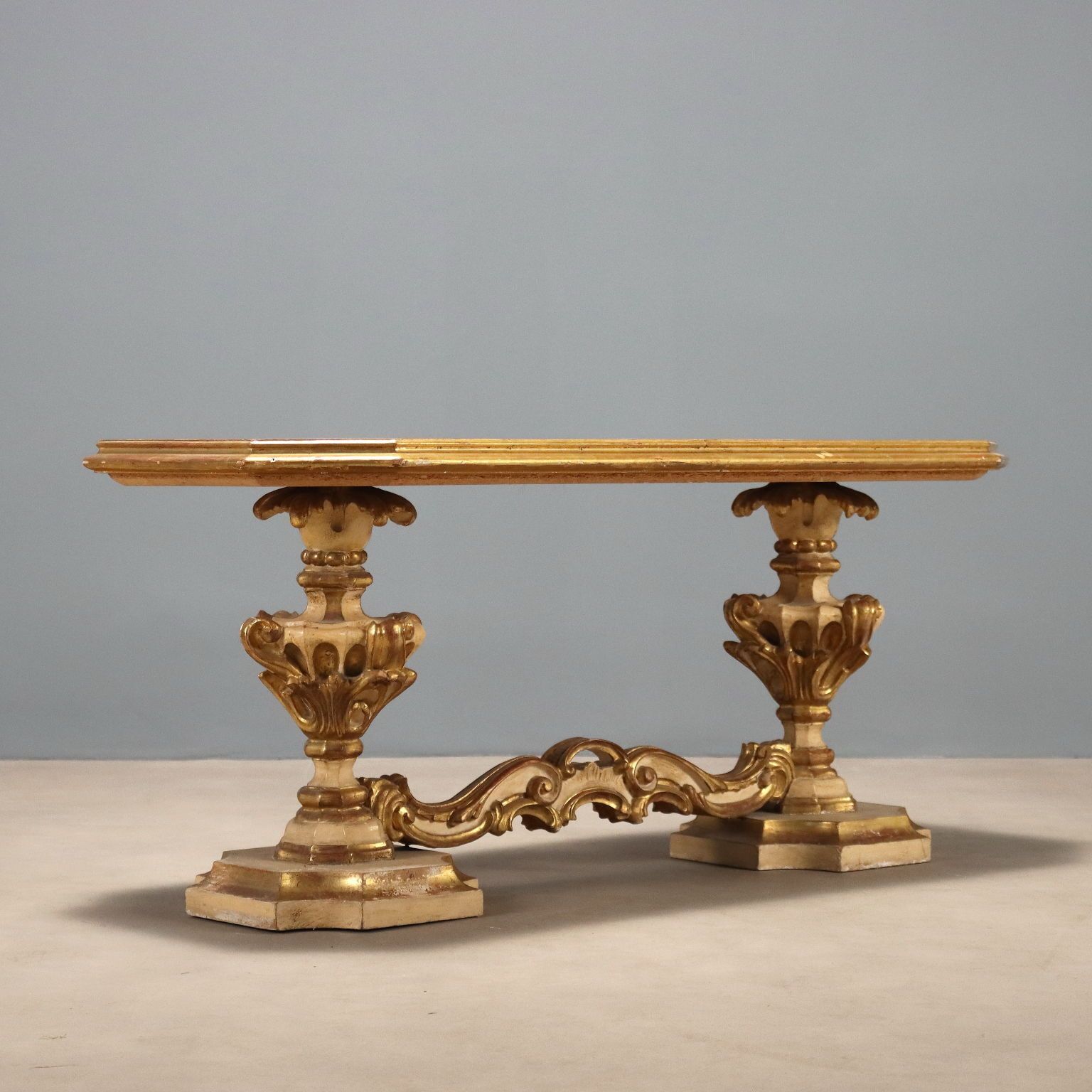 photo furniture Table centrale de style baroque en bois, XIXe siècle