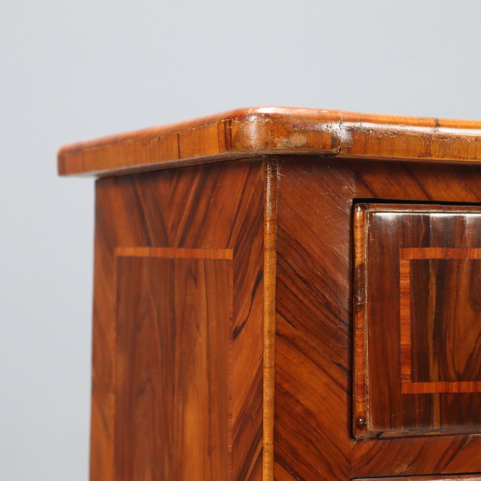 Table de chevet d'époque baroque en noyer, filets en bois de violette, XVIIIe siècle photo 850.0