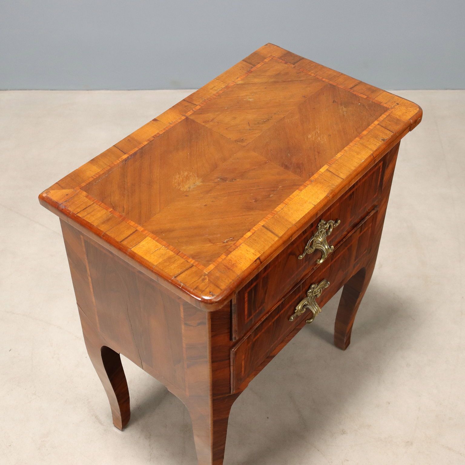Table de chevet d'époque baroque en noyer, filets en bois de violette, XVIIIe siècle photo vintage