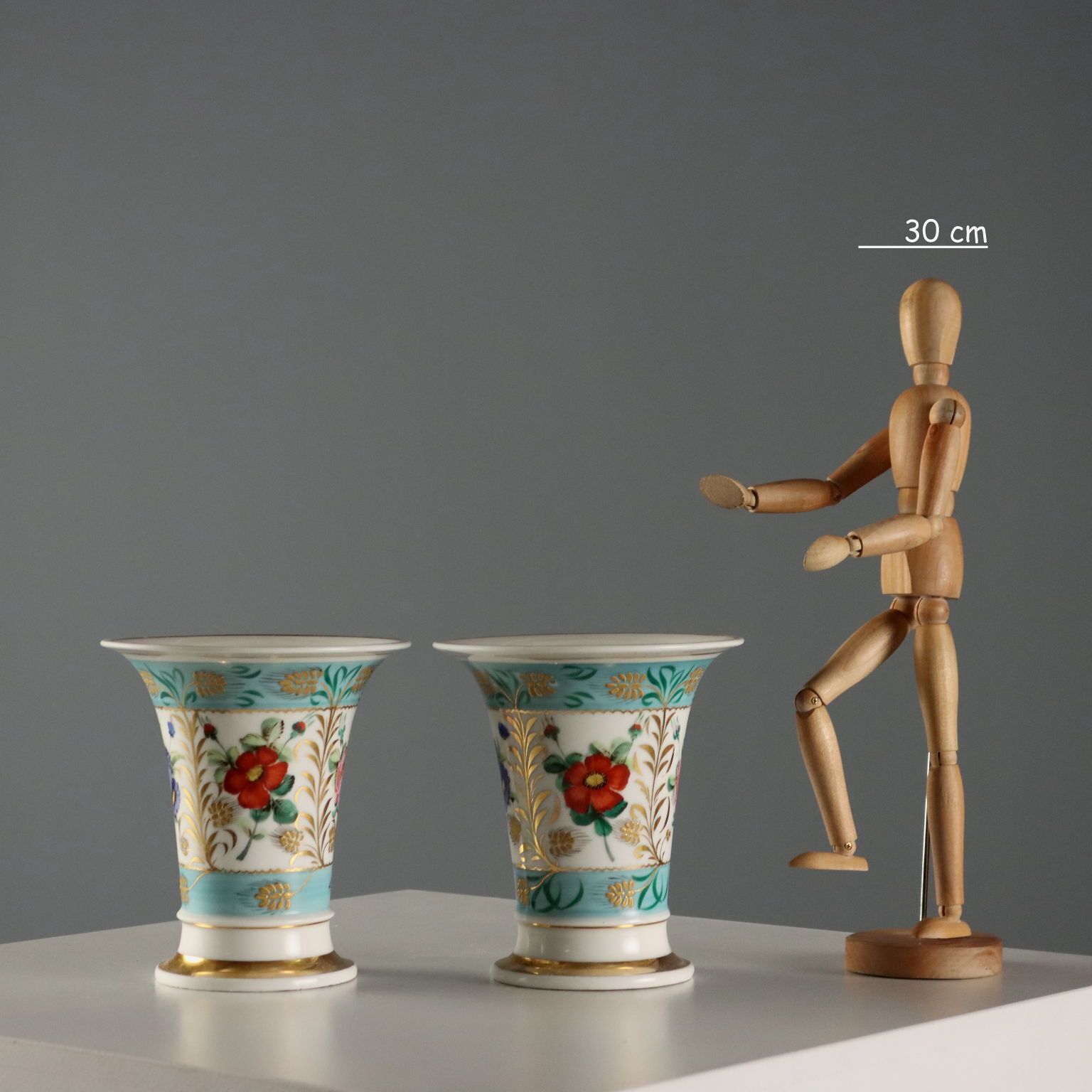 Antieke vazen gekleurd porselein bloemen Duitsland 19e eeuw photo furniture