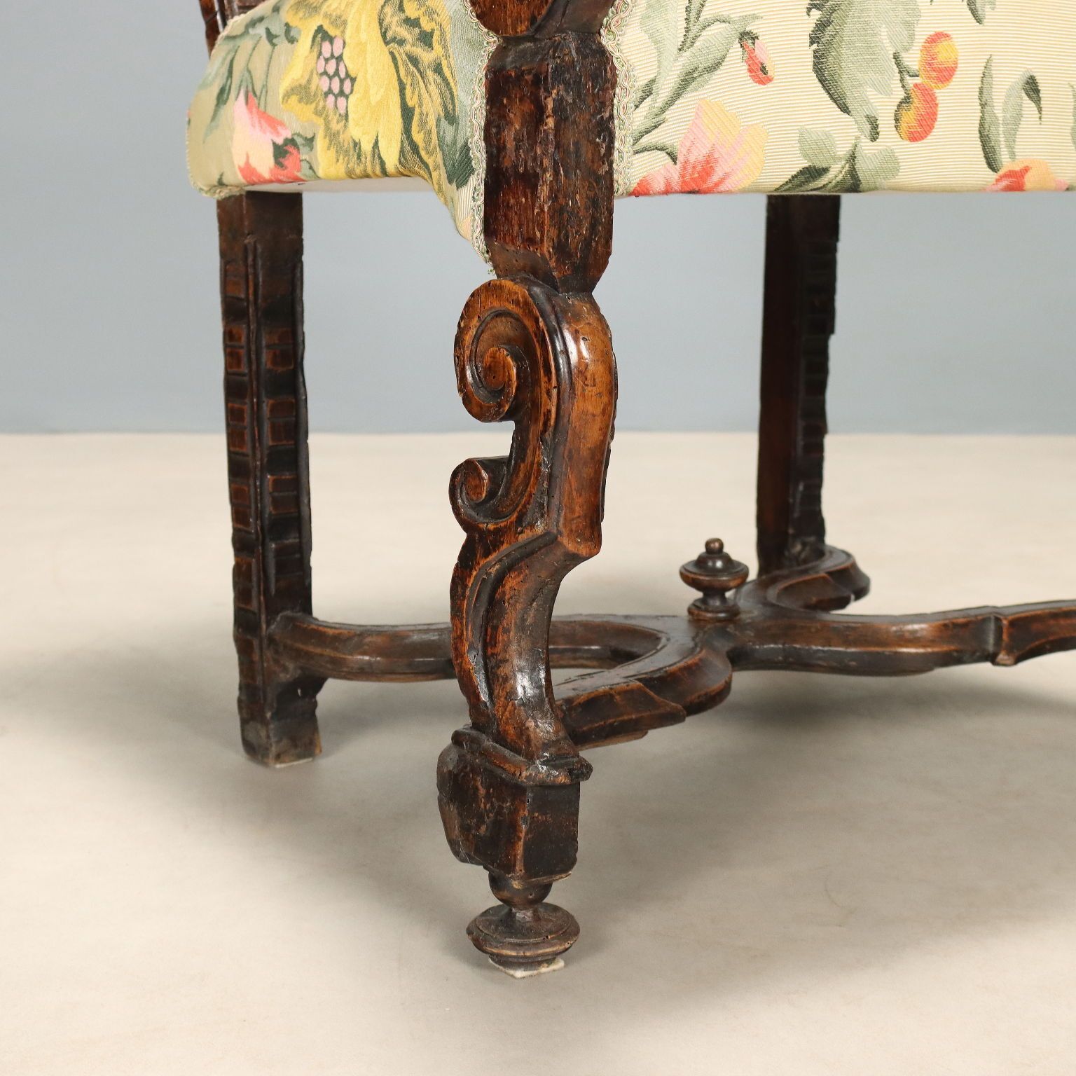 Fauteuil baroque en noyer et tissu, Italie, XVIIIe siècle photo vinterior