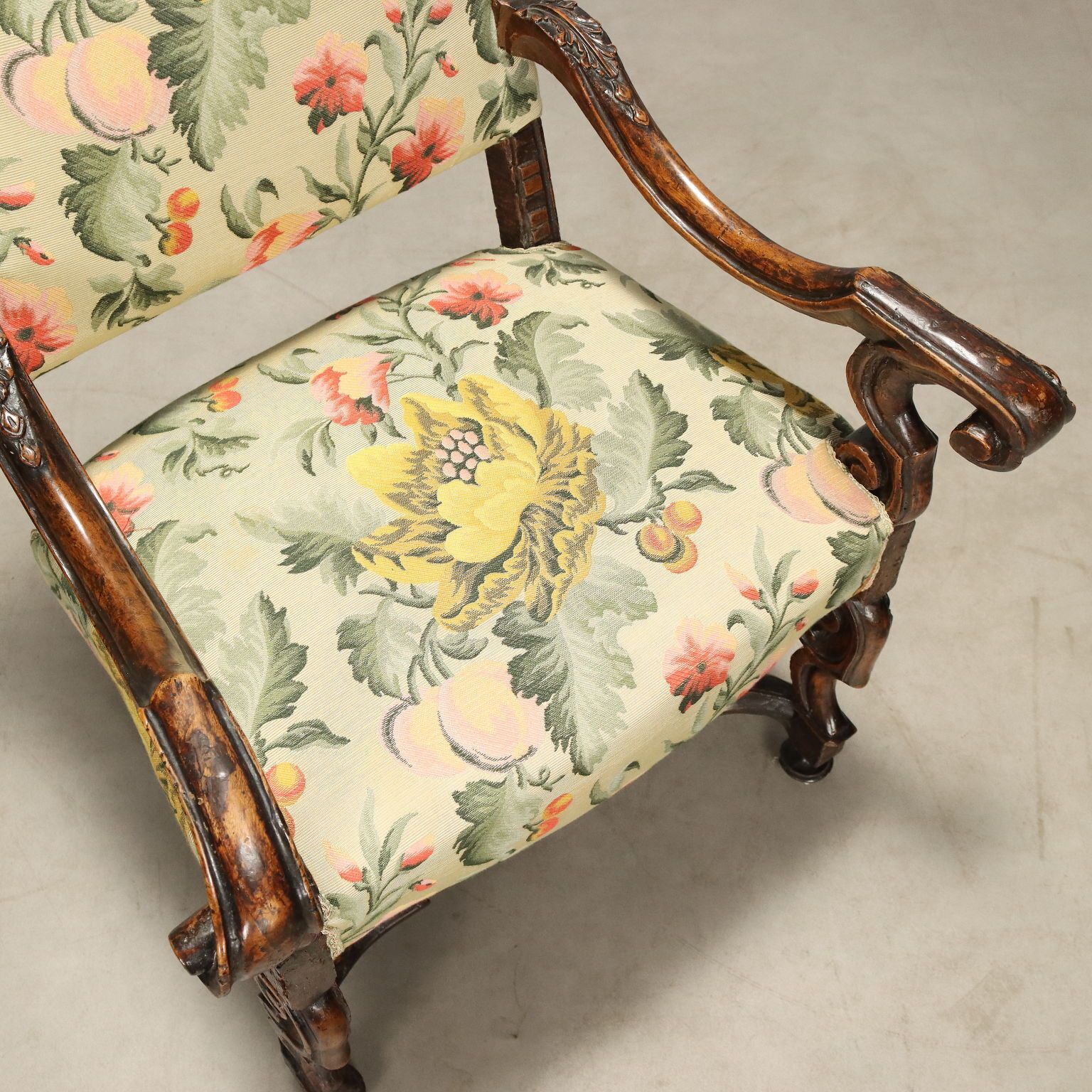 photo furniture Fauteuil baroque en noyer et tissu, Italie, XVIIIe siècle
