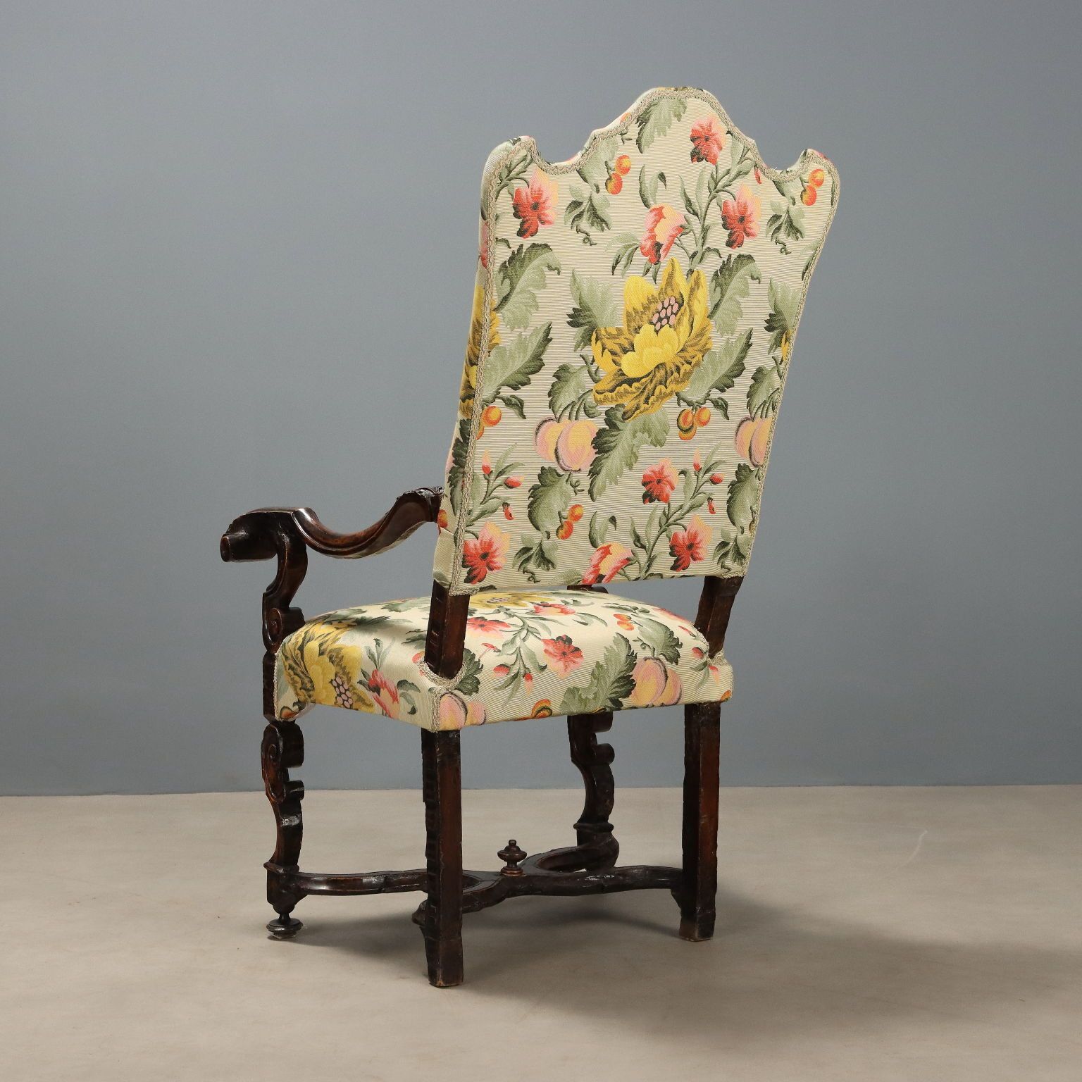 photo for sale Fauteuil baroque en noyer et tissu, Italie, XVIIIe siècle
