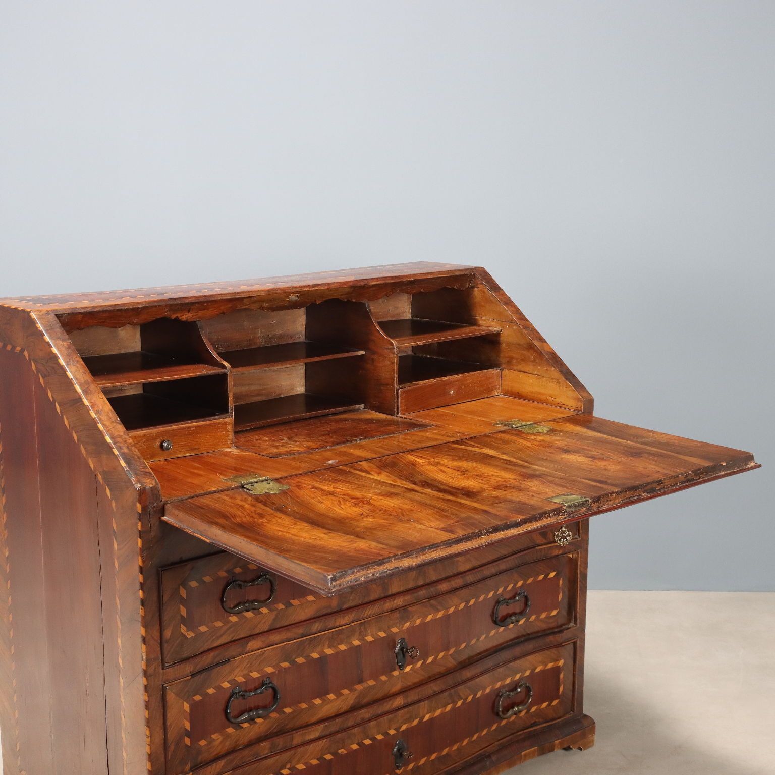 Cabinet à abattant d'époque, essences multiples, Italie, XVIIIe siècle photo Mobilier