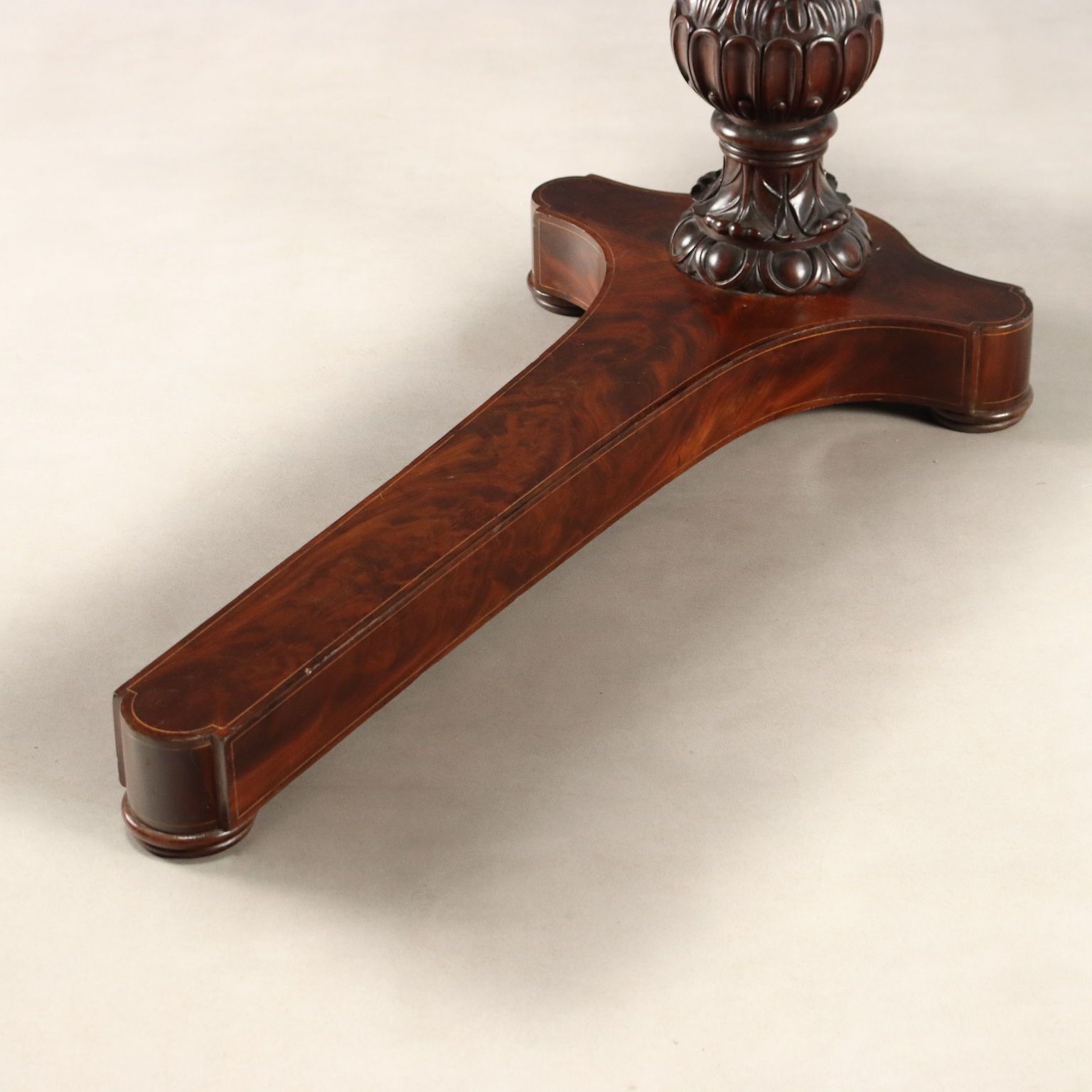 1740.0 Table de nuit d'époque Charles X en acajou et érable, France, XIXe siècle photo