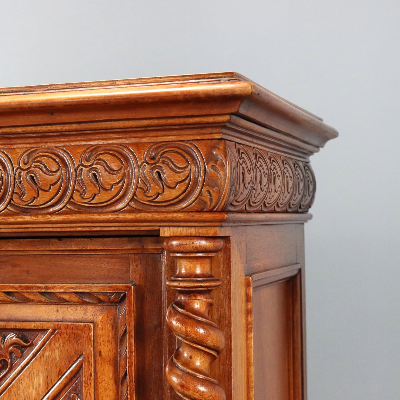 photo for sale Armoire de style néo-baroque en noyer et verre, Italie, XIXe siècle