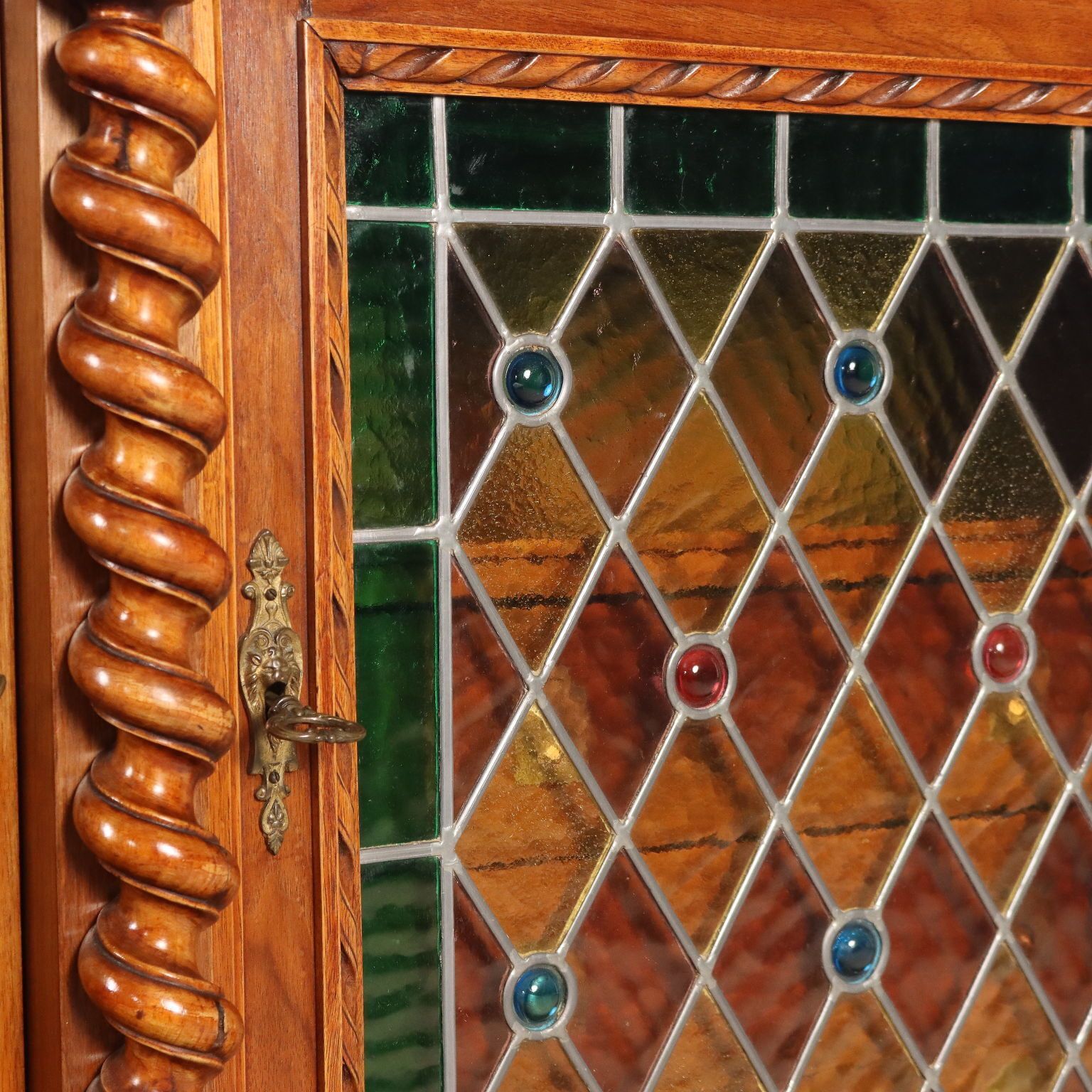 Mobilier Armoire de style néo-baroque en noyer et verre, Italie, XIXe siècle photo