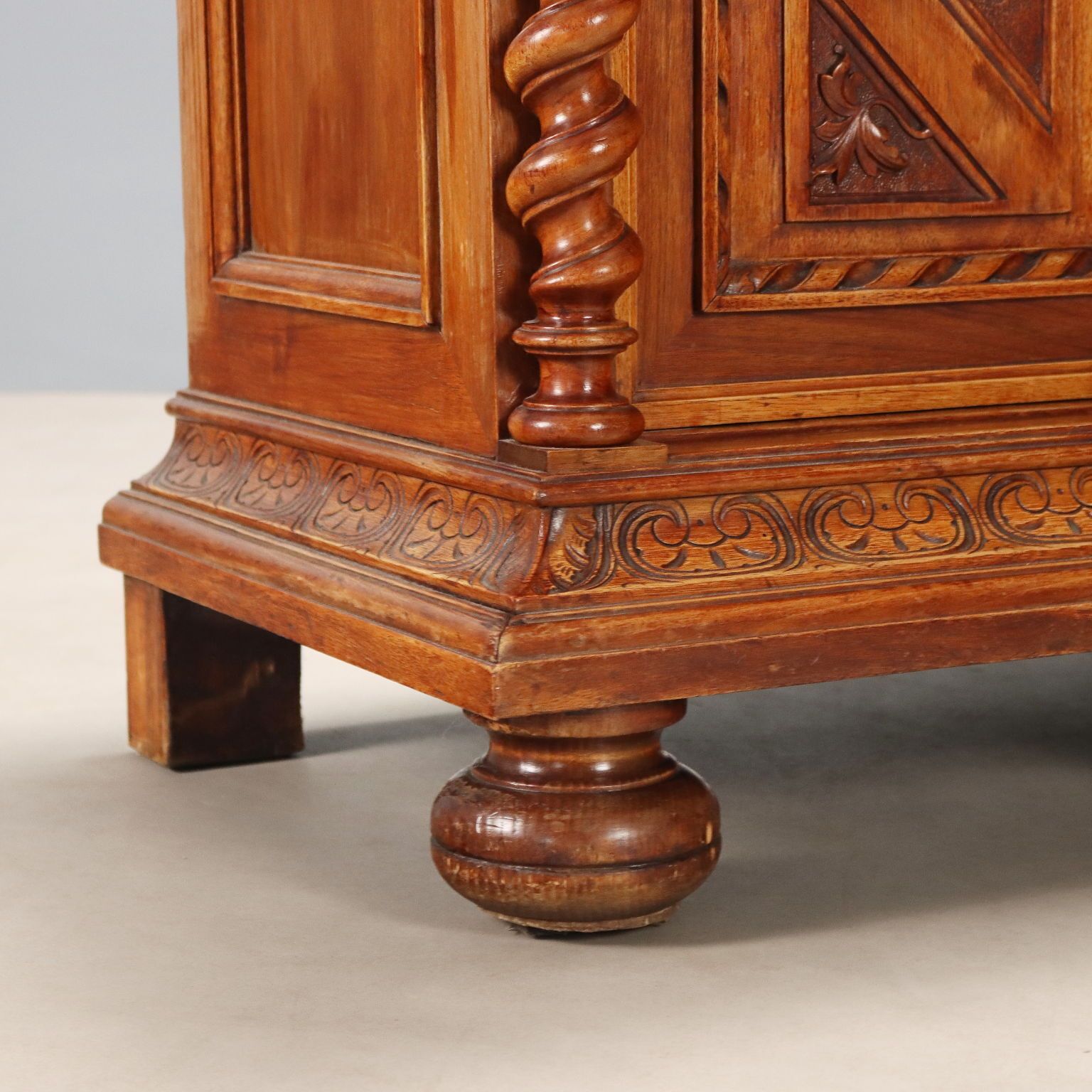 1490.0 Armoire de style néo-baroque en noyer et verre, Italie, XIXe siècle photo