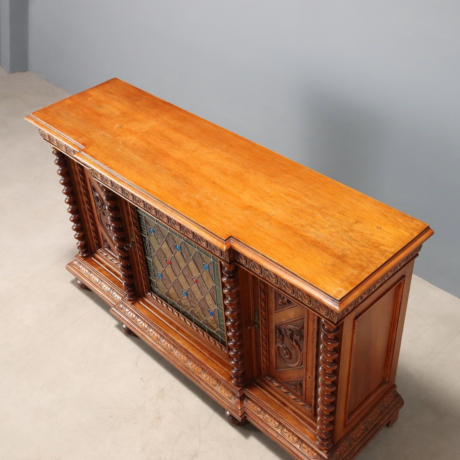 photo vinterior Armoire de style néo-baroque en noyer et verre, Italie, XIXe siècle