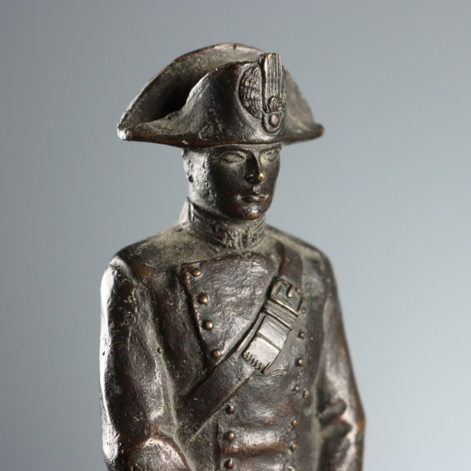 Figurine moderne Carabiniere en bronze, Italie, milieu du XXe siècle photo for sale